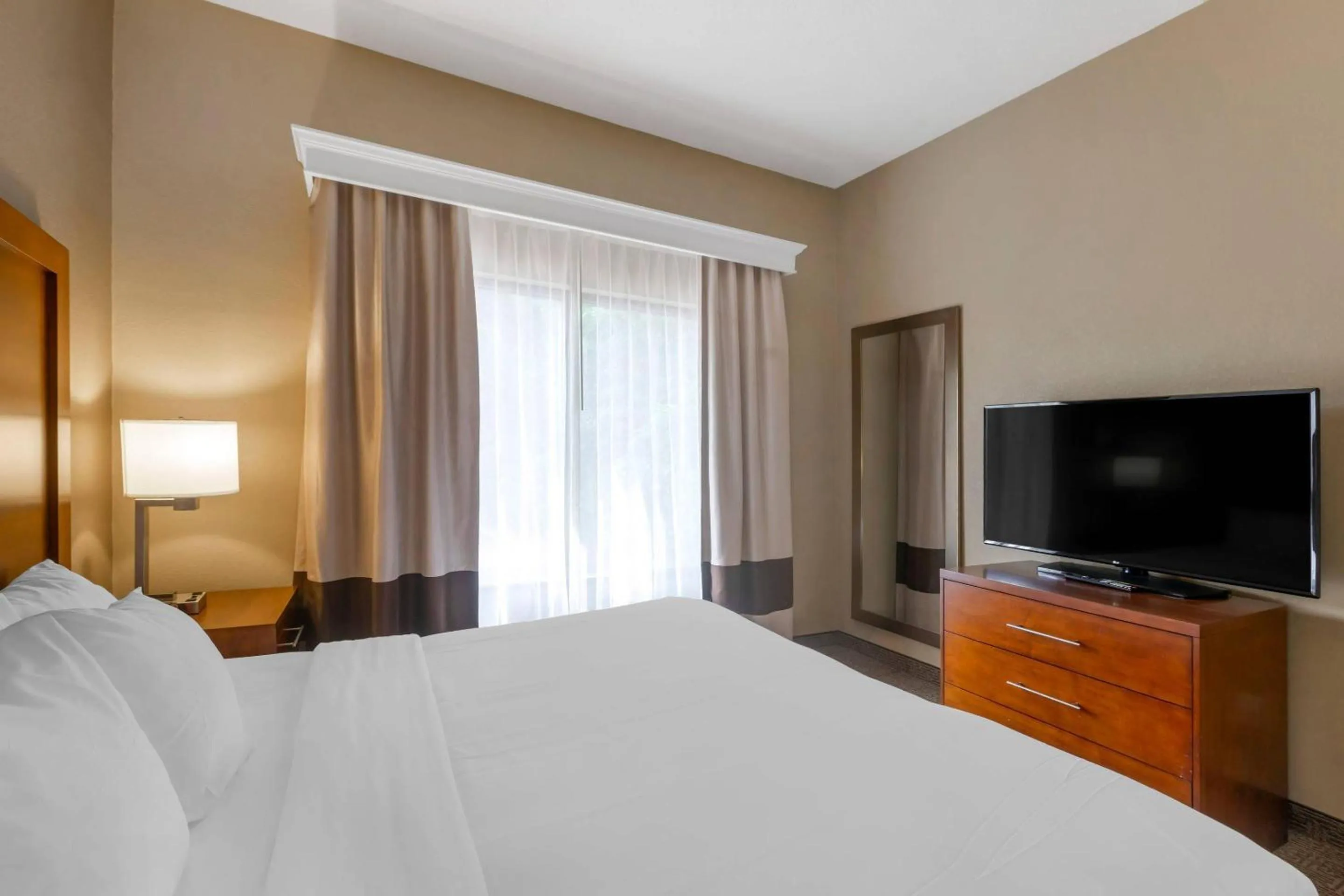 Bedroom, Bed in Comfort Inn & Suites Peachtree Corners - Norcross