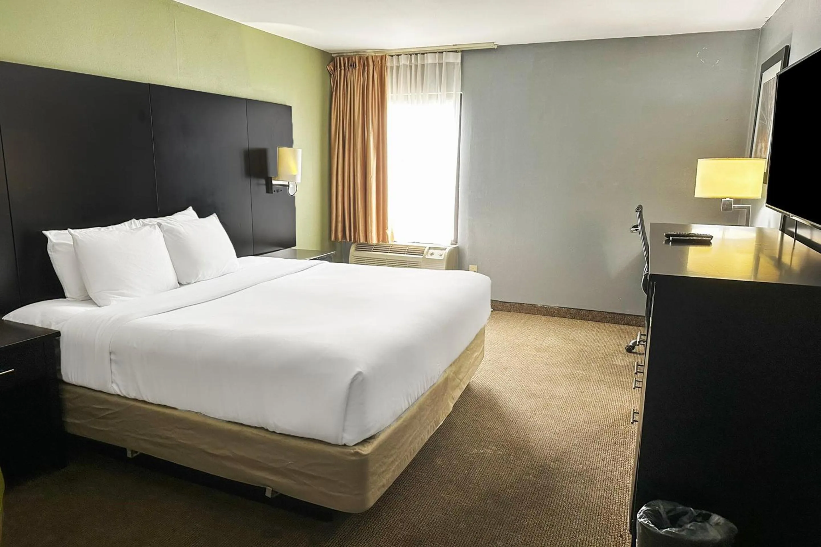 Bedroom, Bed in OYO Hotel Rome West GA