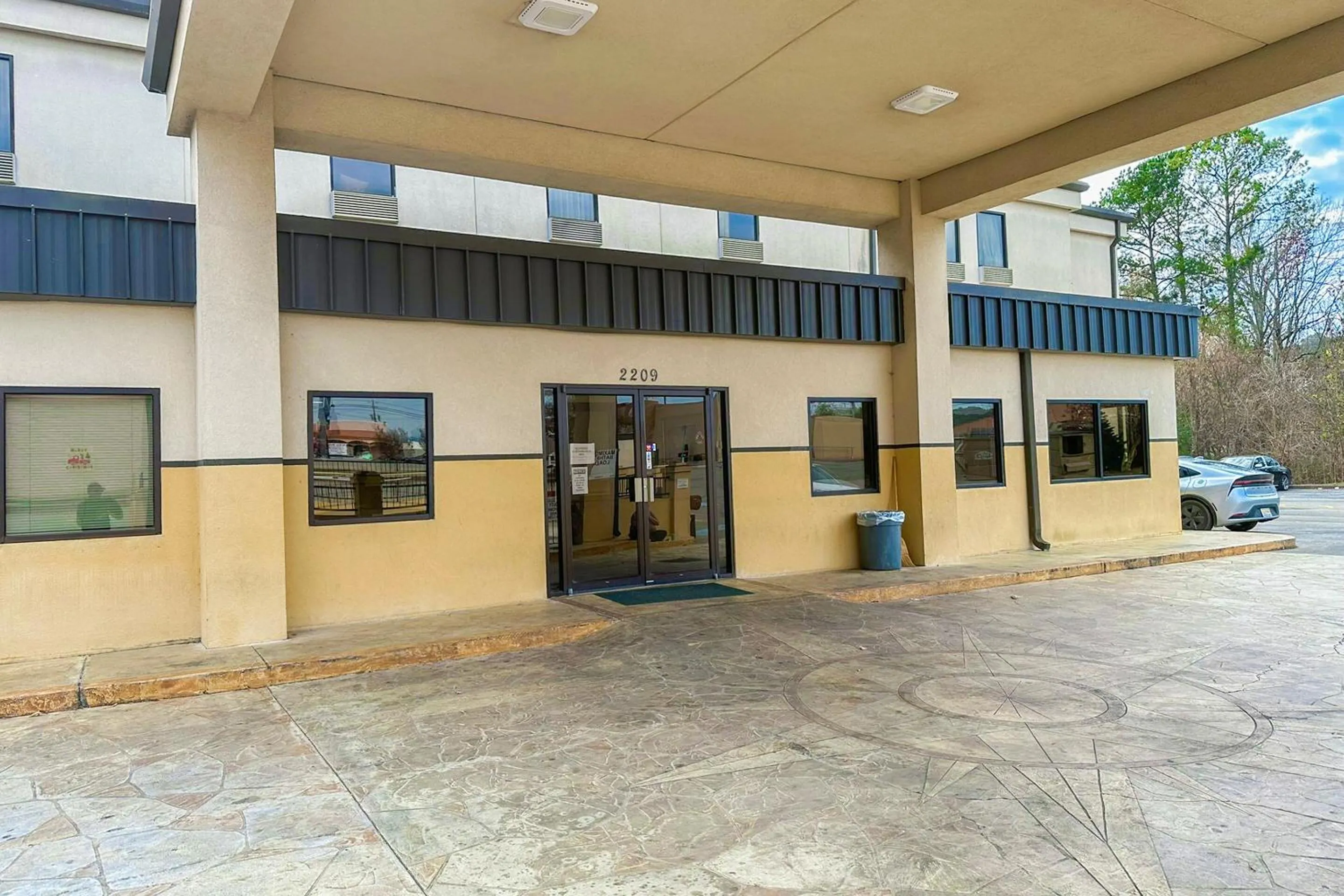 Facade/entrance in OYO Hotel Rome West GA