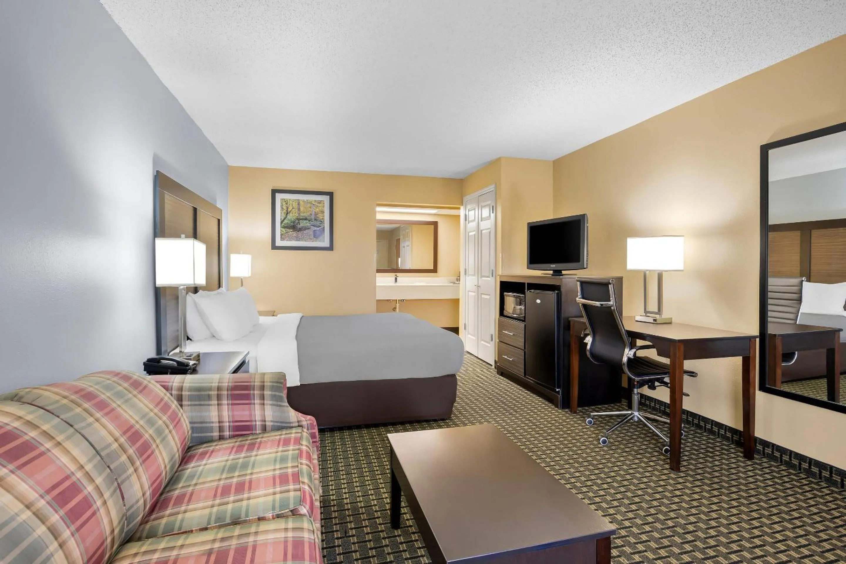 Bedroom, Bed in Quality Inn Perry - National Fairgrounds Area