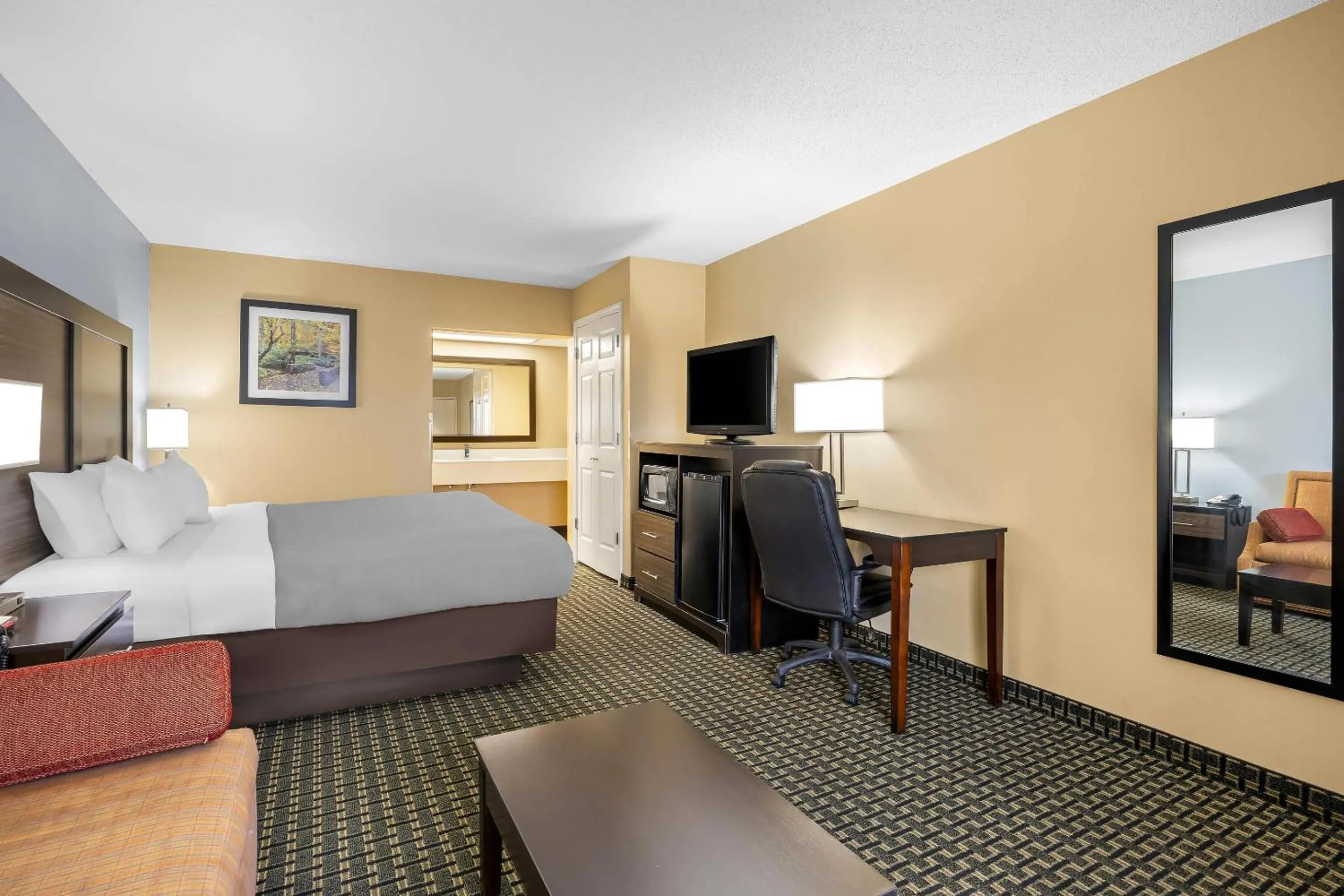 Bedroom, Bed in Quality Inn Perry - National Fairgrounds Area