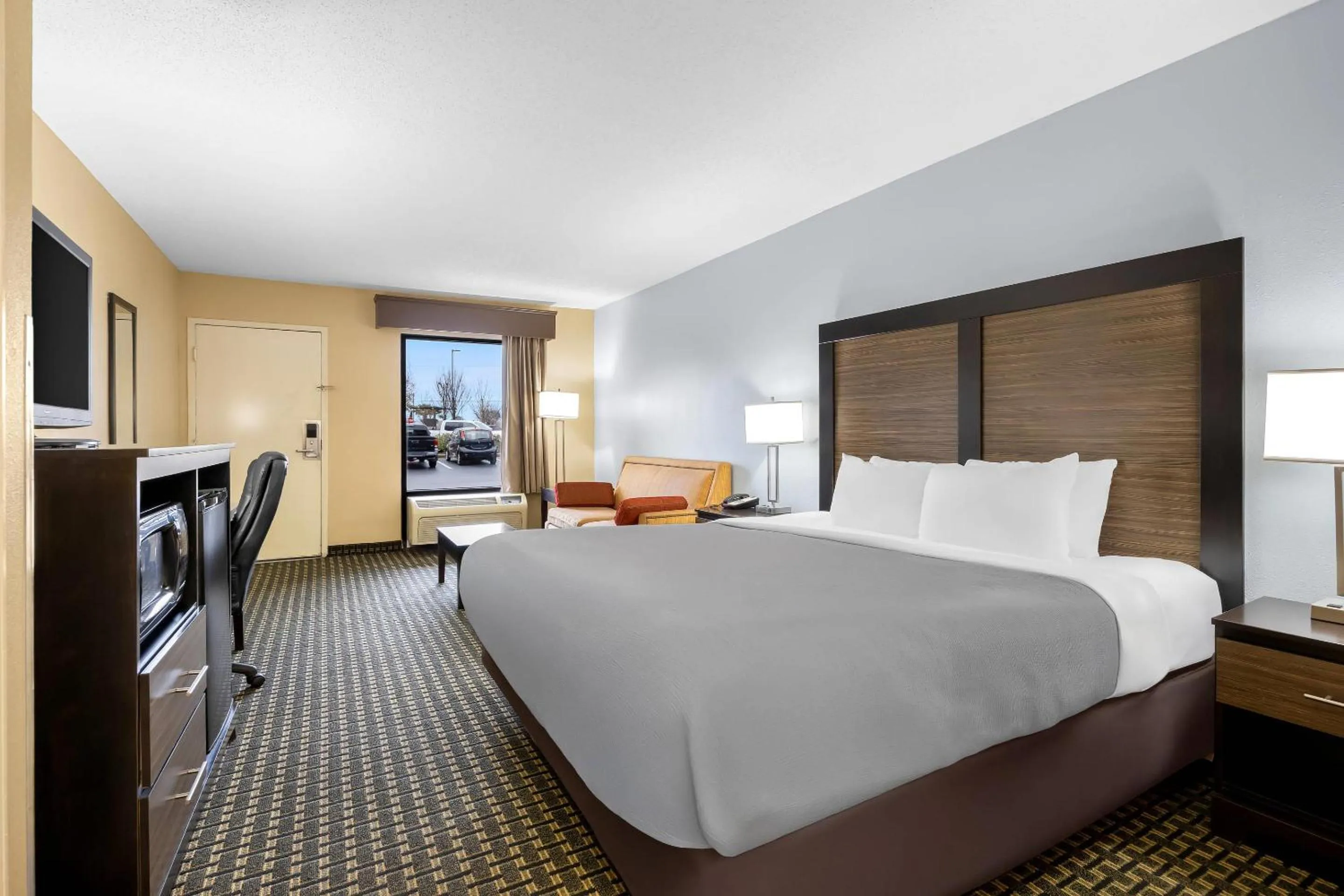 Bedroom, Bed in Quality Inn Perry - National Fairgrounds Area