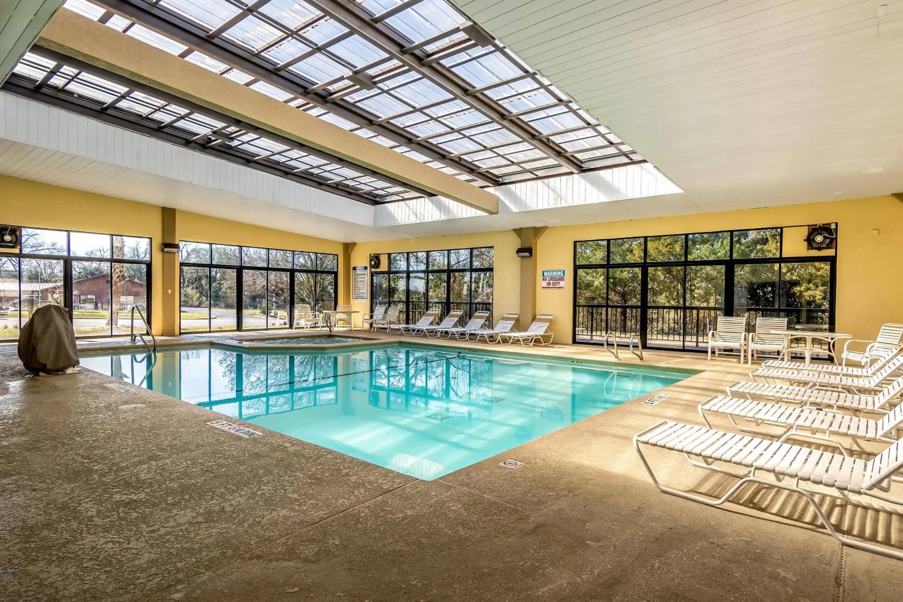 Swimming pool in Quality Inn Perry - National Fairgrounds Area