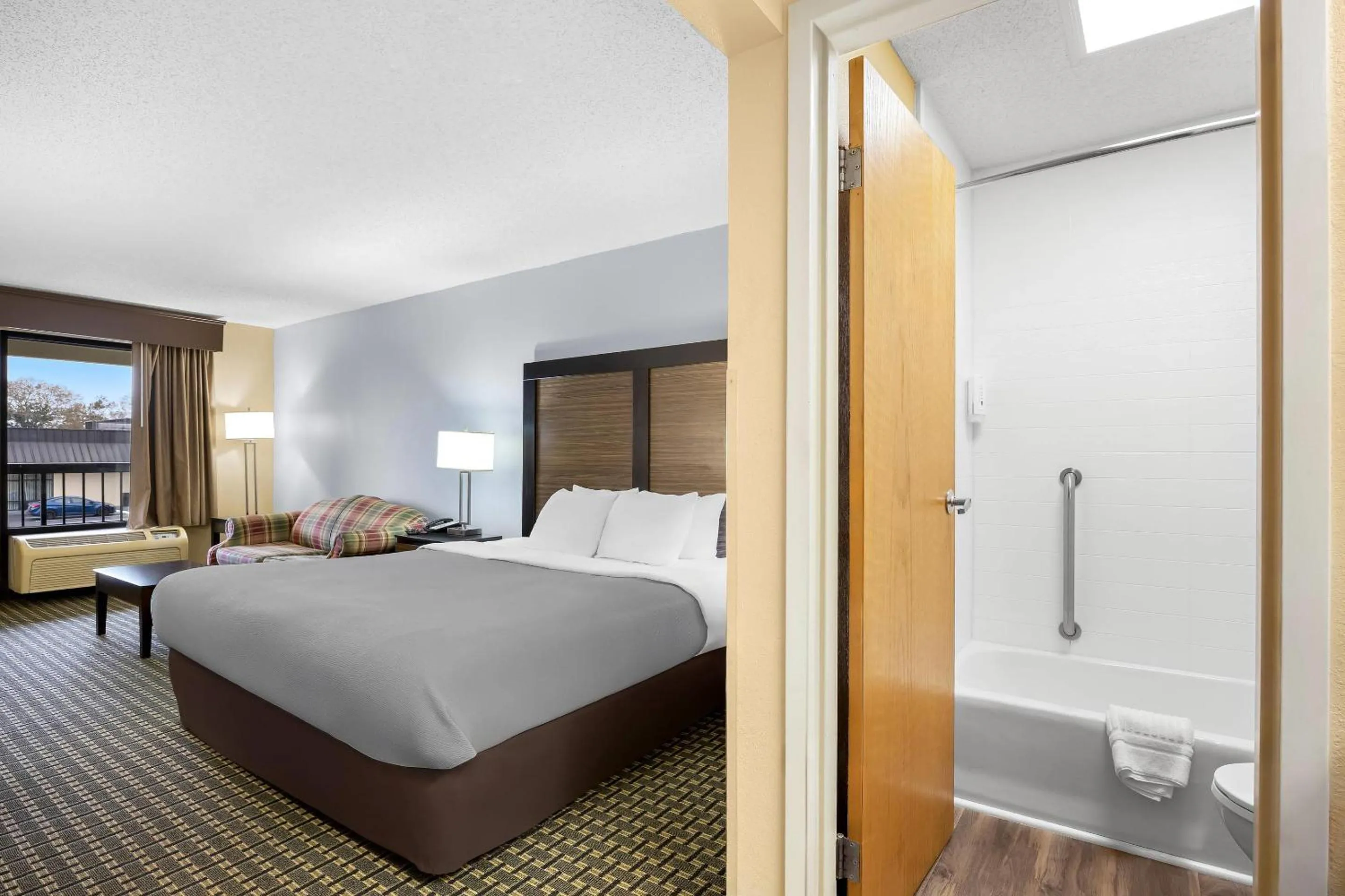 Bedroom, Bed in Quality Inn Perry - National Fairgrounds Area