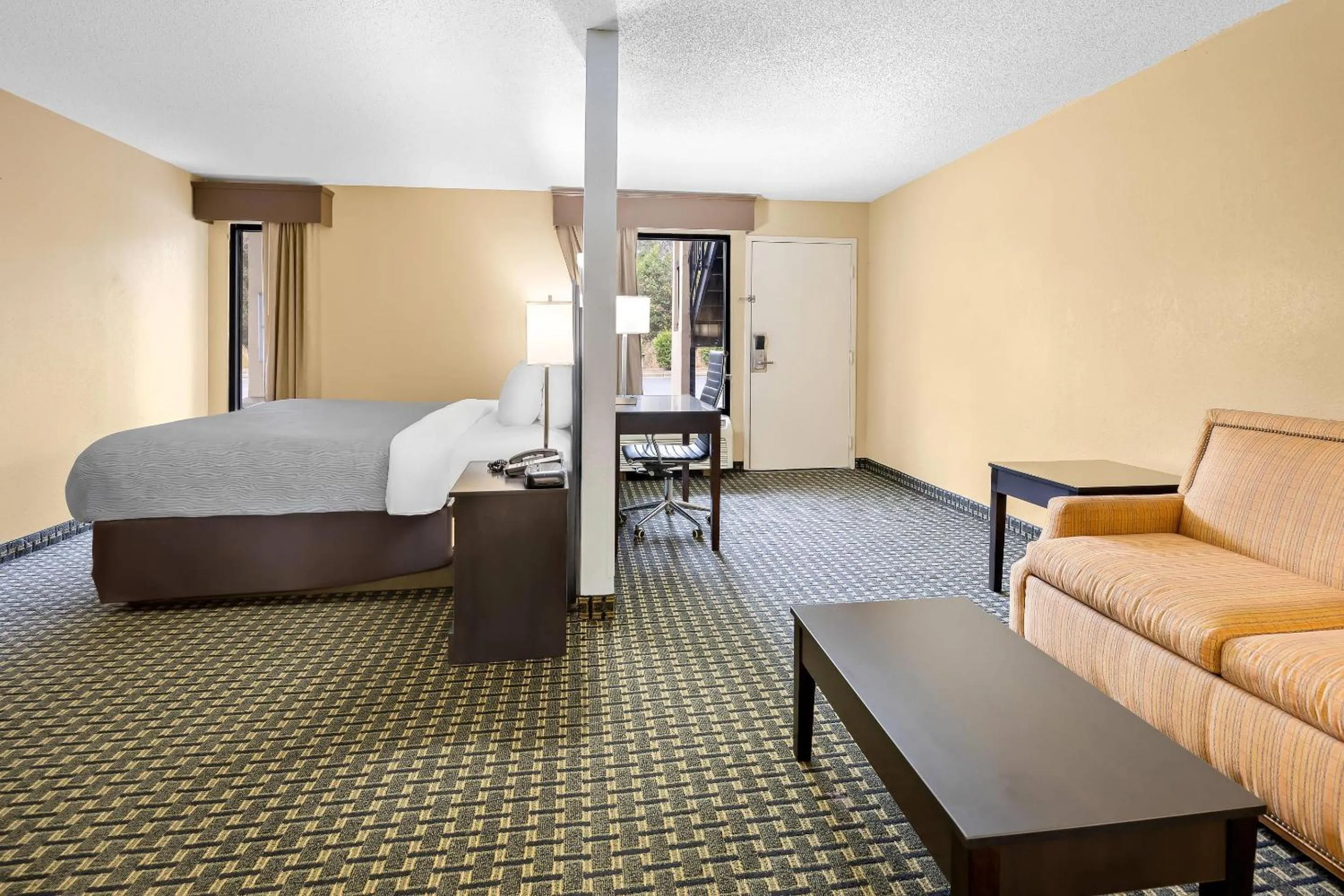 Bedroom, Bed in Quality Inn Perry - National Fairgrounds Area