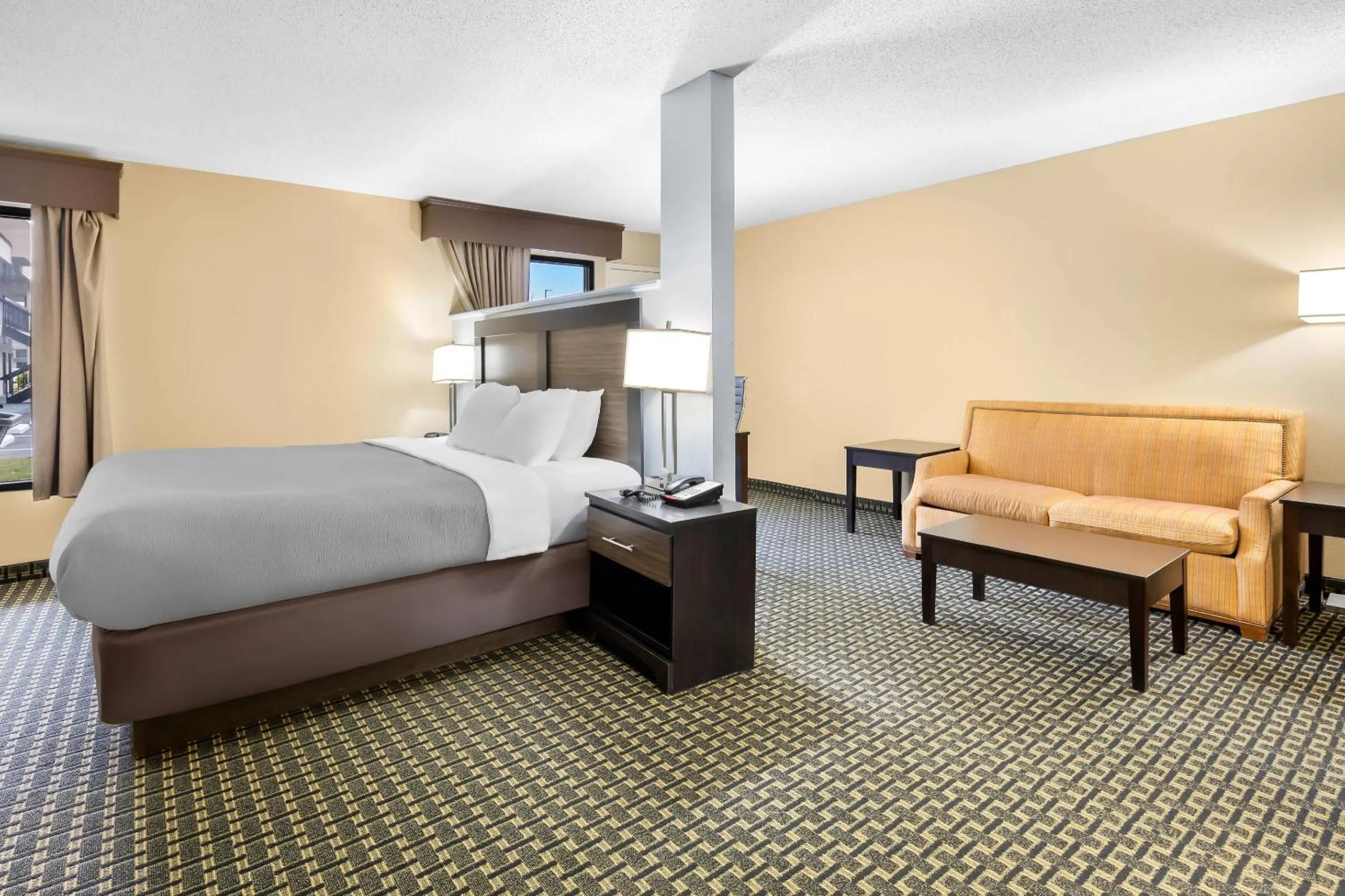 Bedroom, Bed in Quality Inn Perry - National Fairgrounds Area