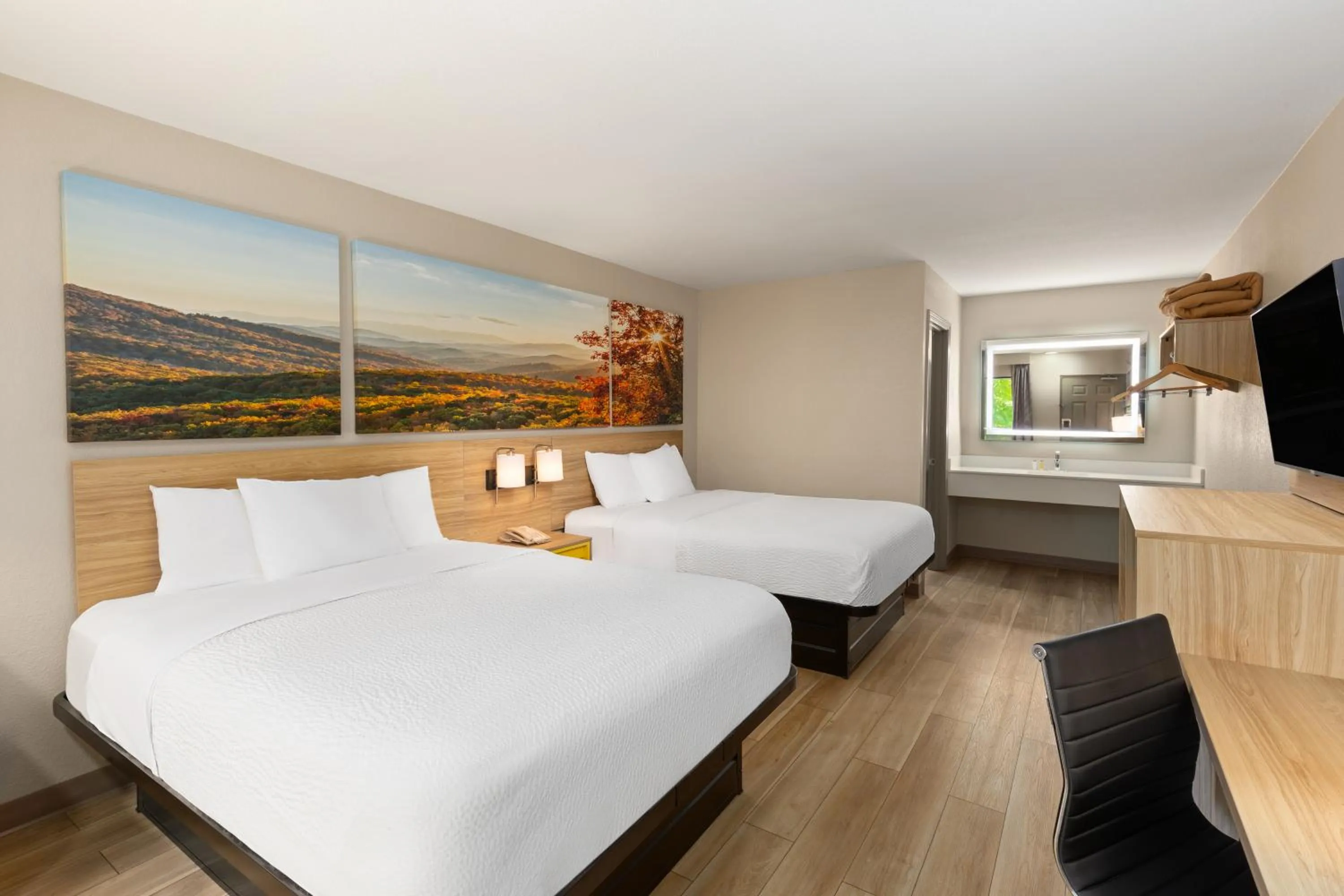 Communal lounge/ TV room, Bed in Days Inn by Wyndham Helen