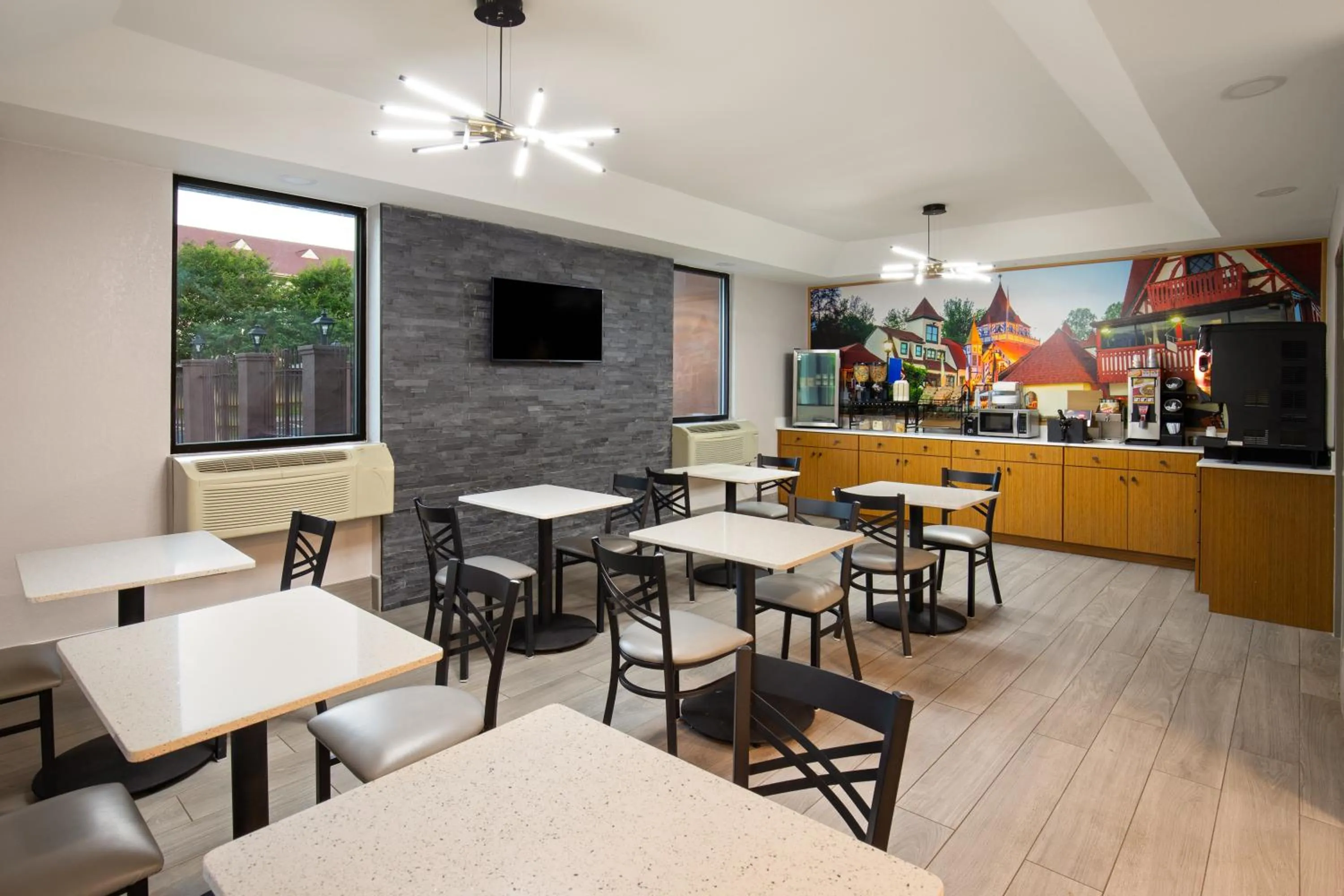 Restaurant/places to eat in Days Inn by Wyndham Helen