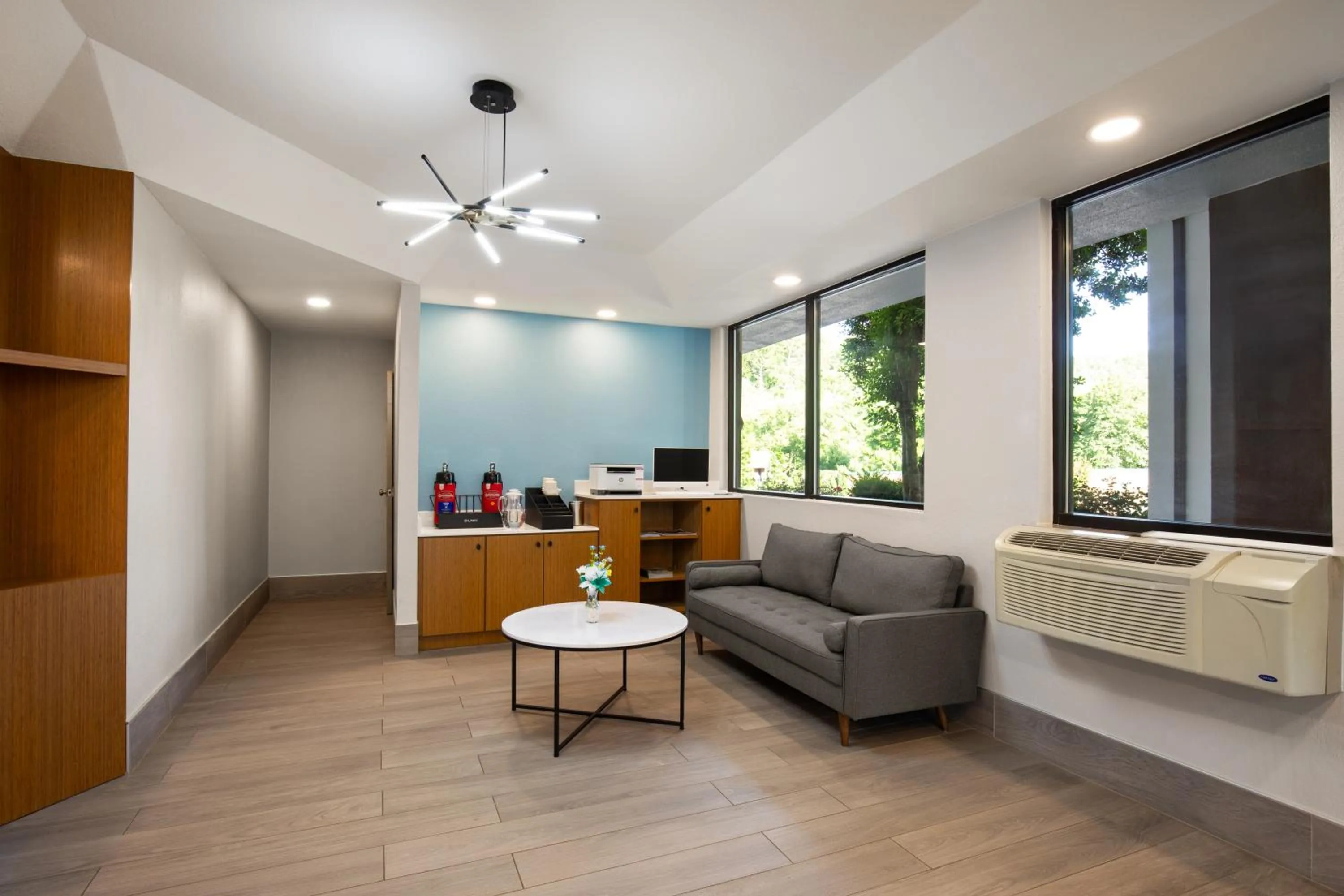 TV and multimedia in Days Inn by Wyndham Helen