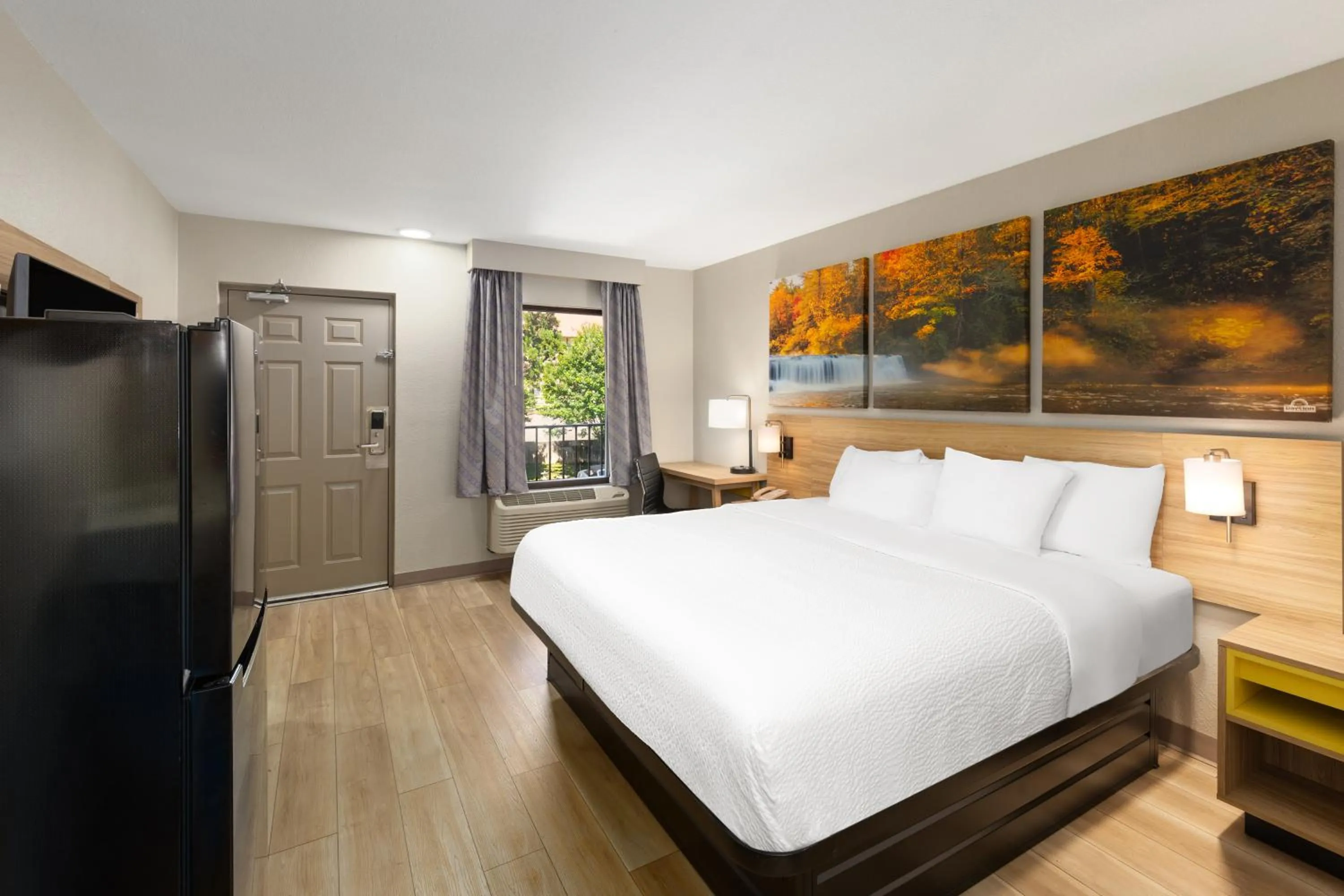 Bed in Days Inn by Wyndham Helen