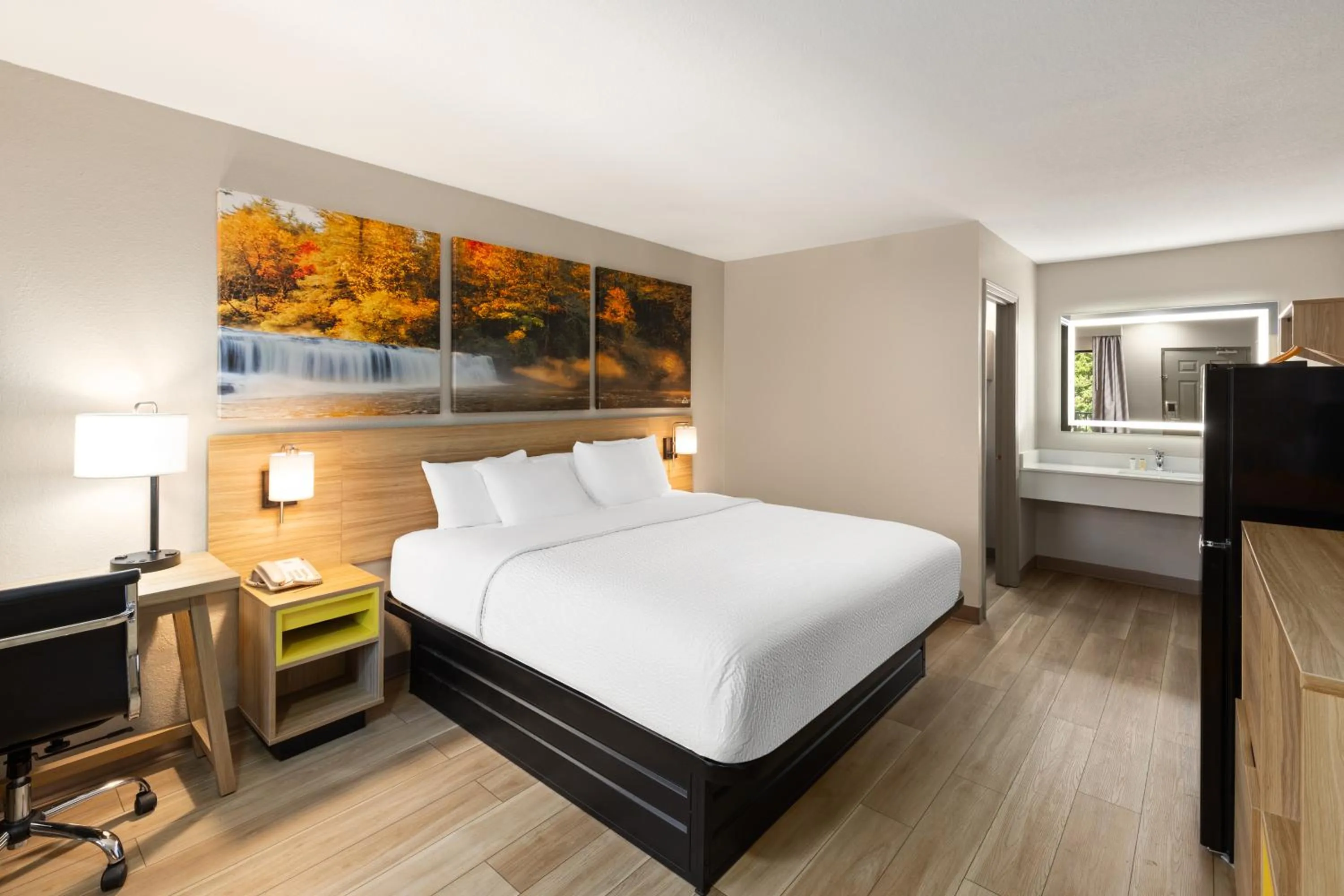 Bed in Days Inn by Wyndham Helen