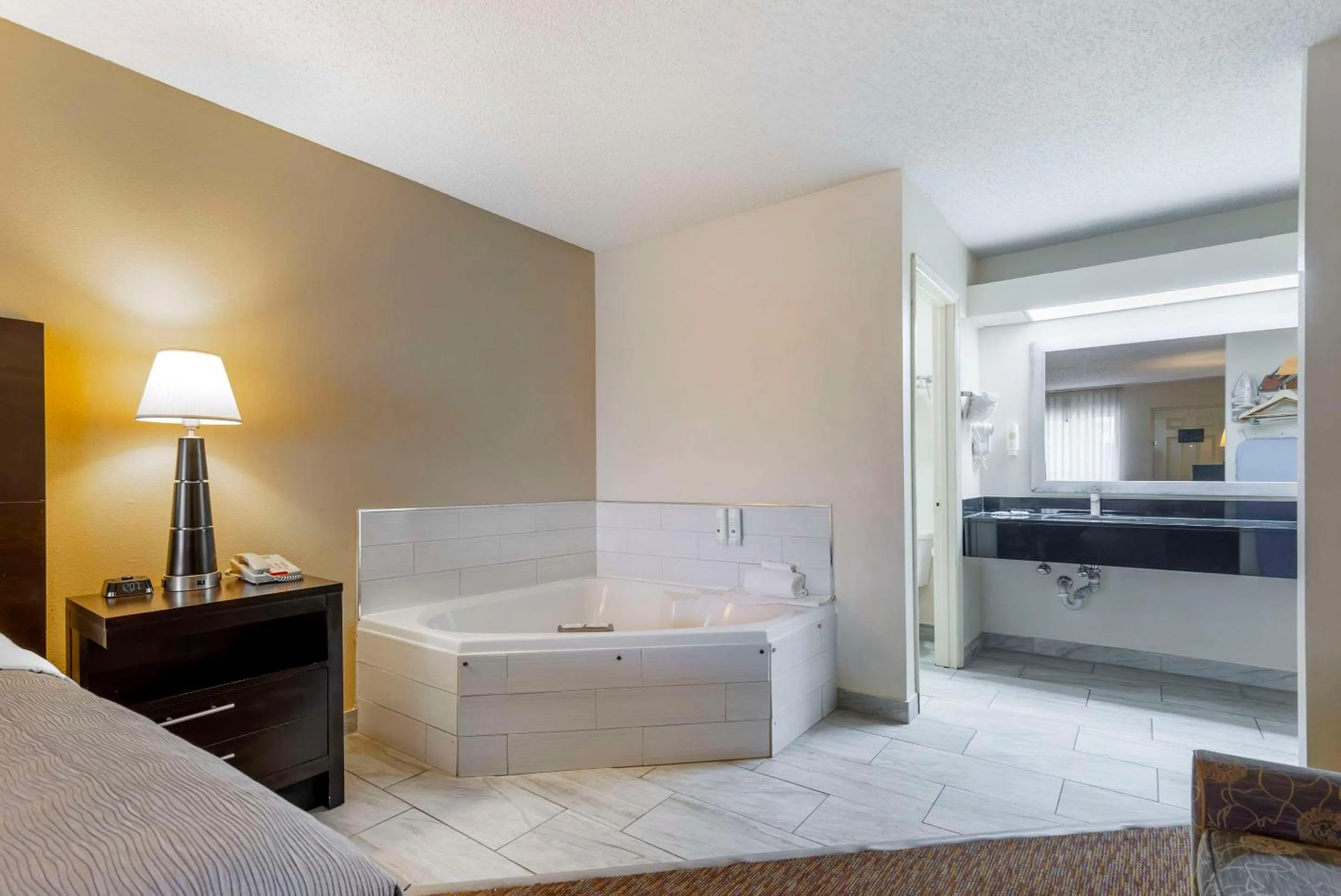 Bedroom, Bed in Quality Inn Cordele