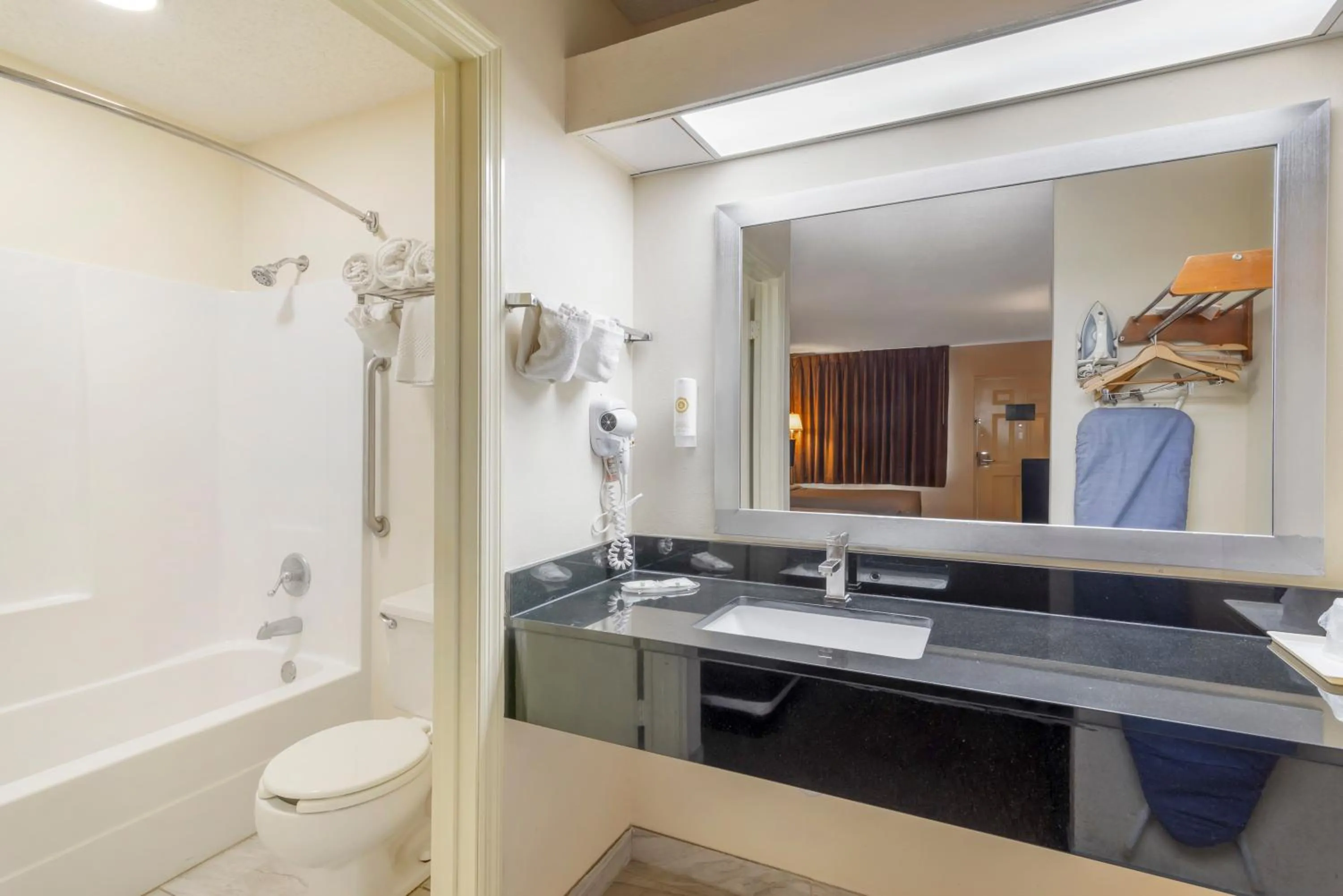 Shower in Quality Inn Cordele