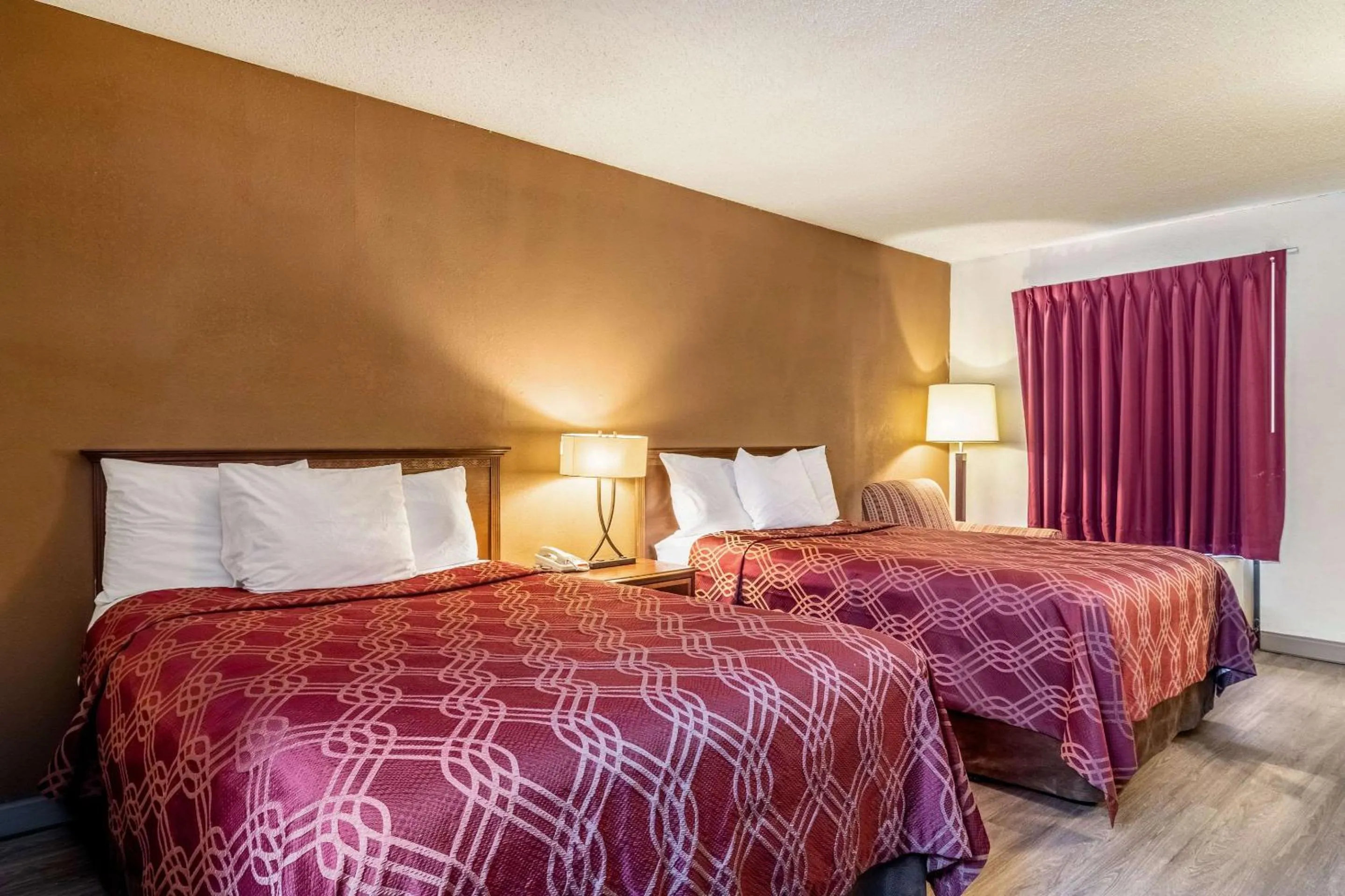 Photo of the whole room, Bed in Econo Lodge Acworth East