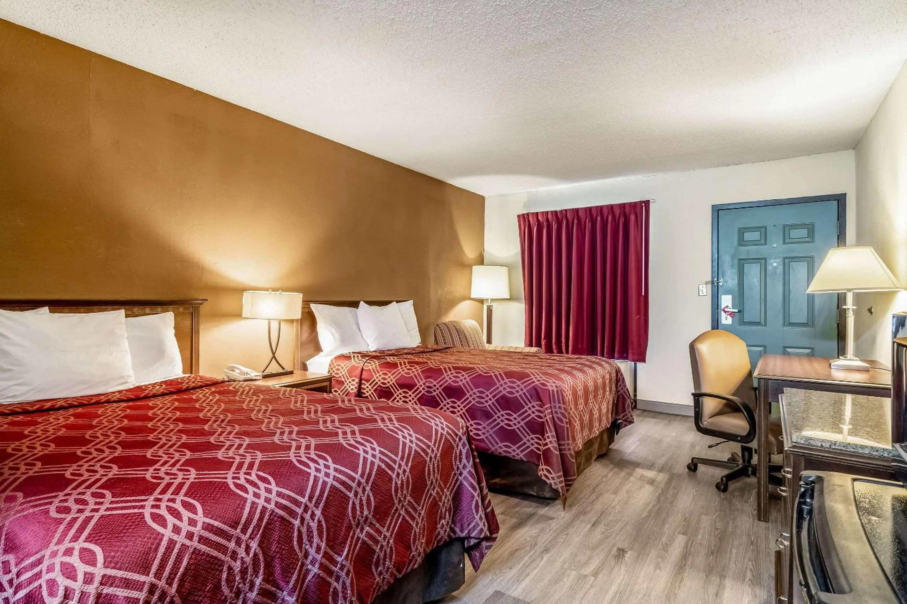 Photo of the whole room, Bed in Econo Lodge Acworth East