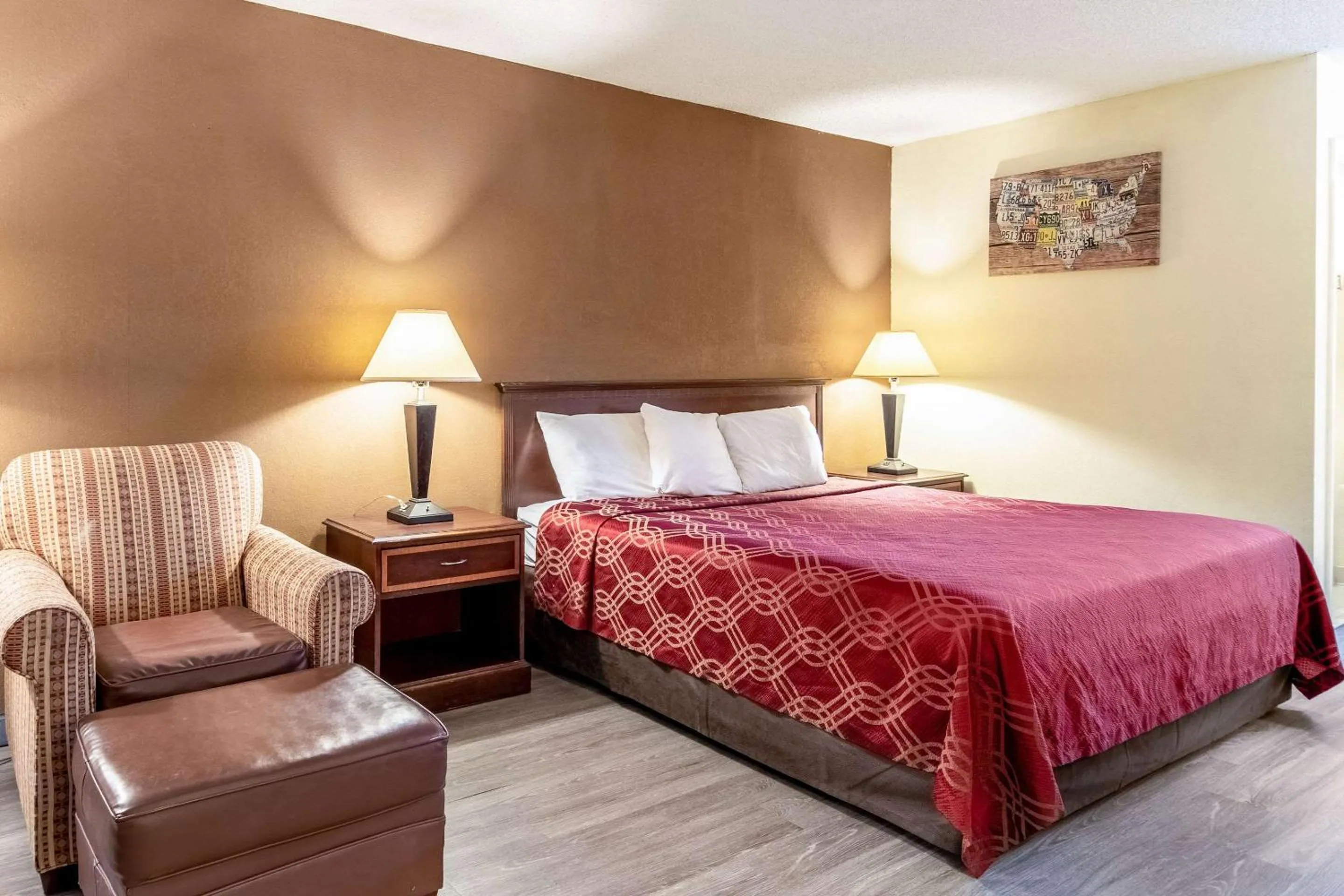 Photo of the whole room, Bed in Econo Lodge Acworth East