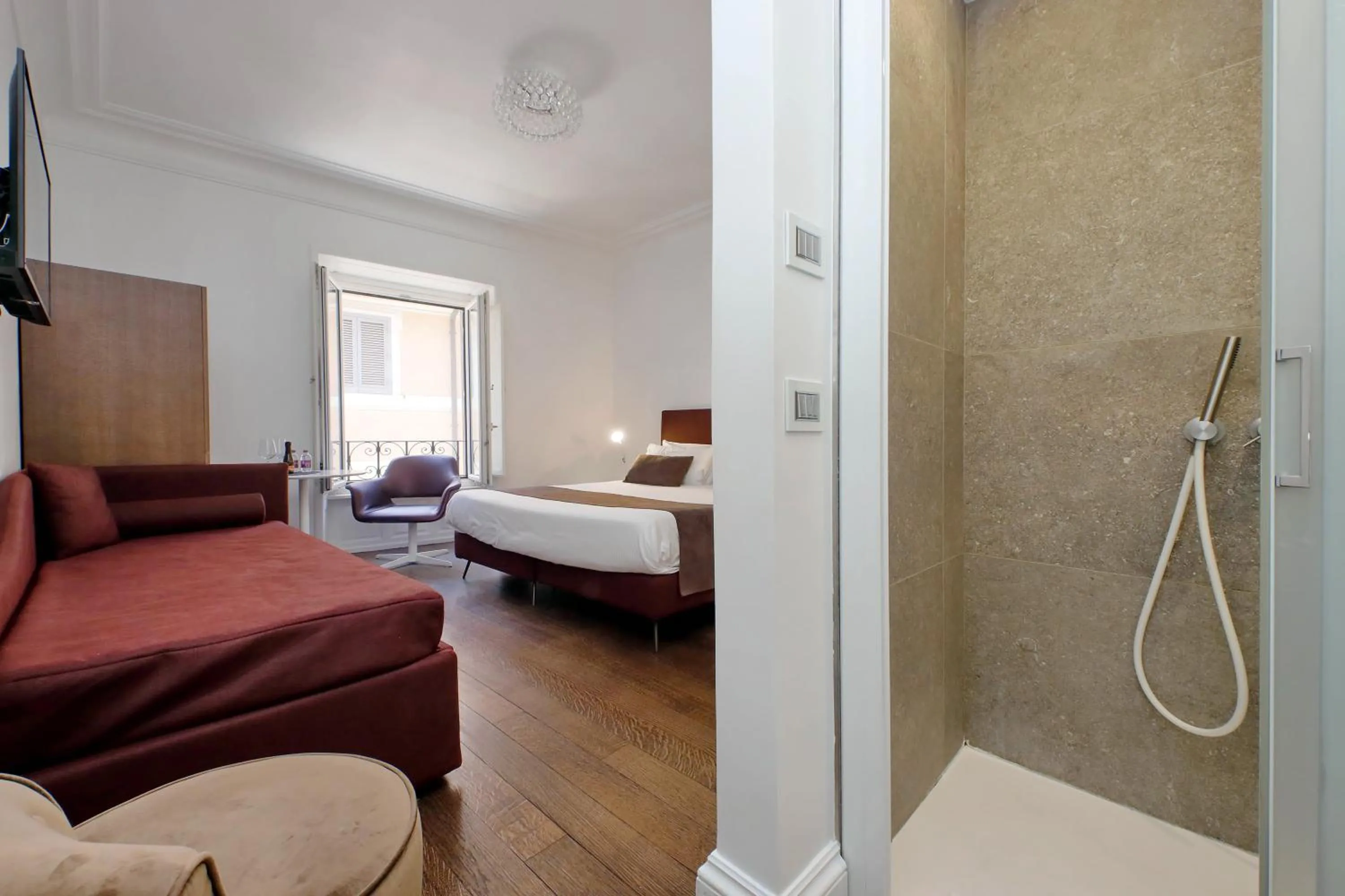 Shower, Bed in Youroom Carrozze