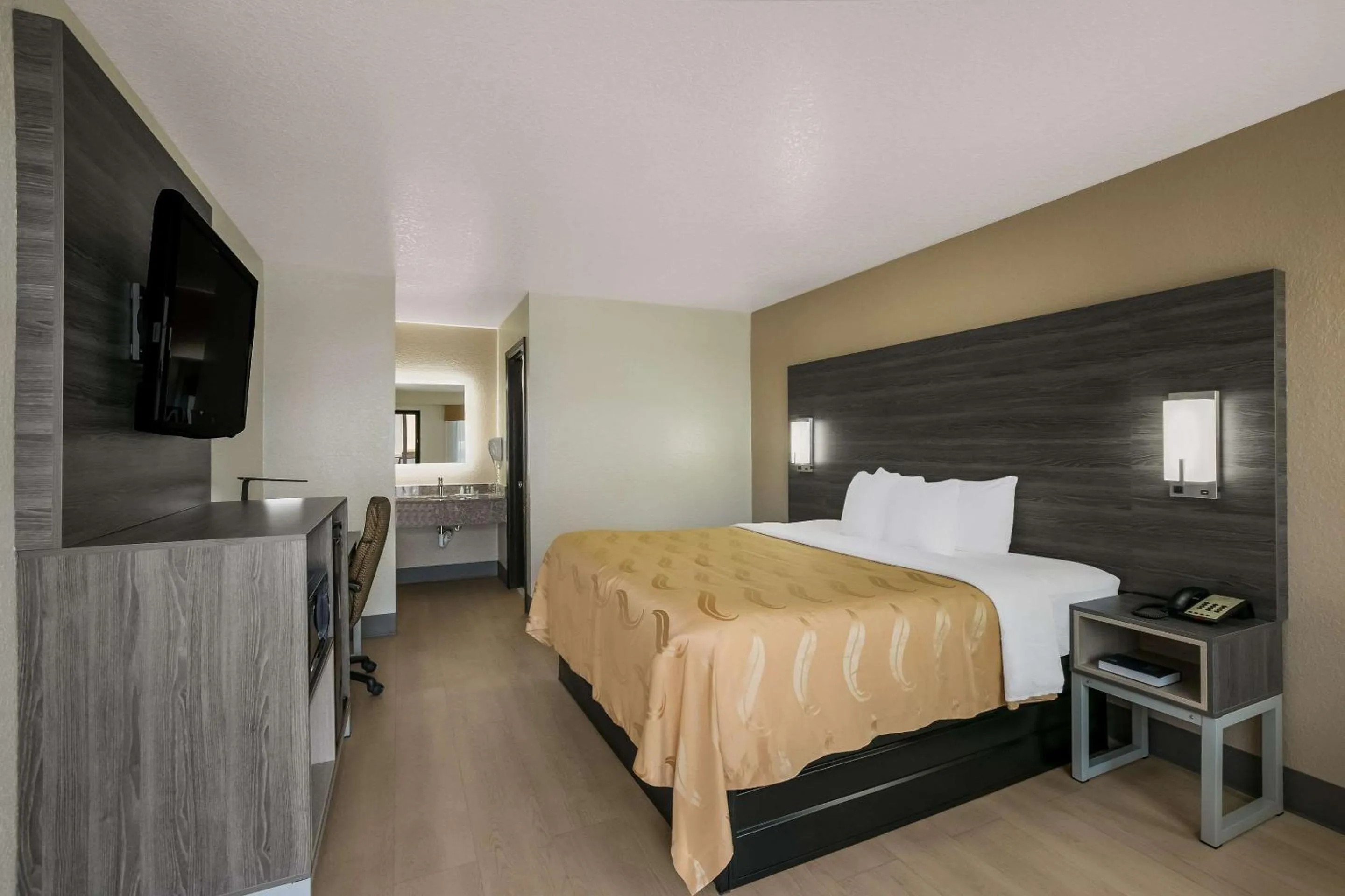 Bedroom, Bed in Quality Inn Commerce at I-85