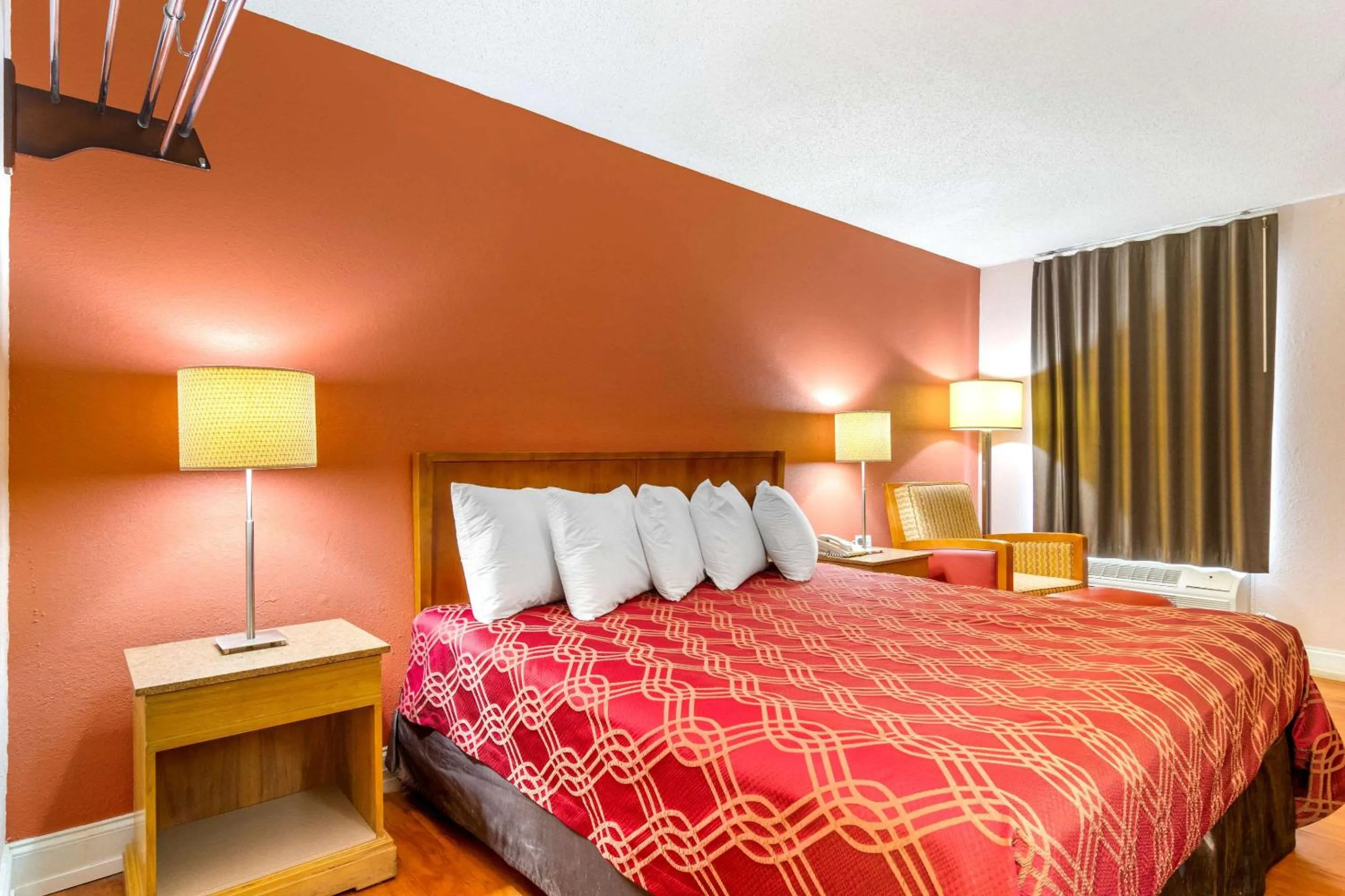 Photo of the whole room, Bed in Econo Lodge