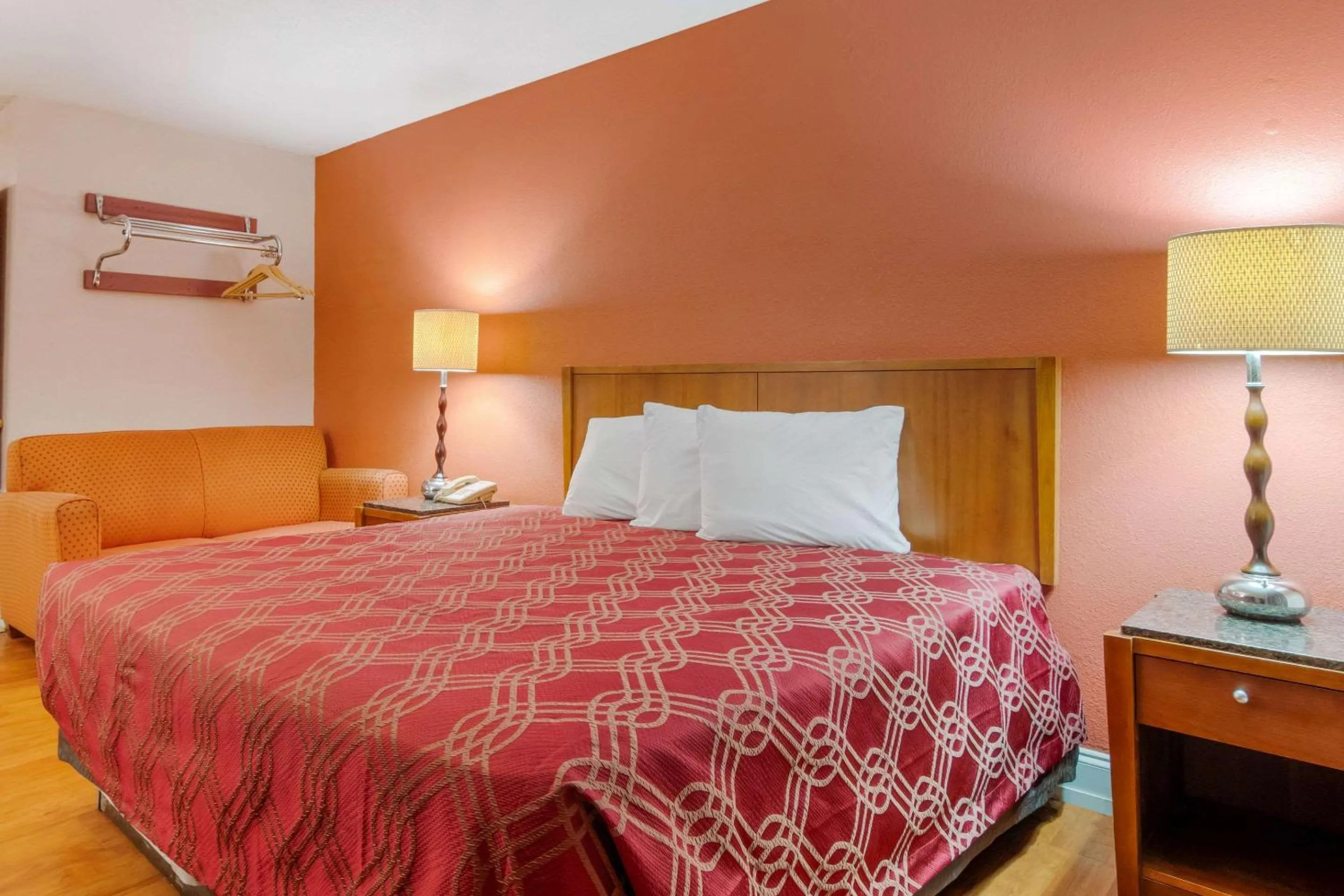 Photo of the whole room, Bed in Econo Lodge