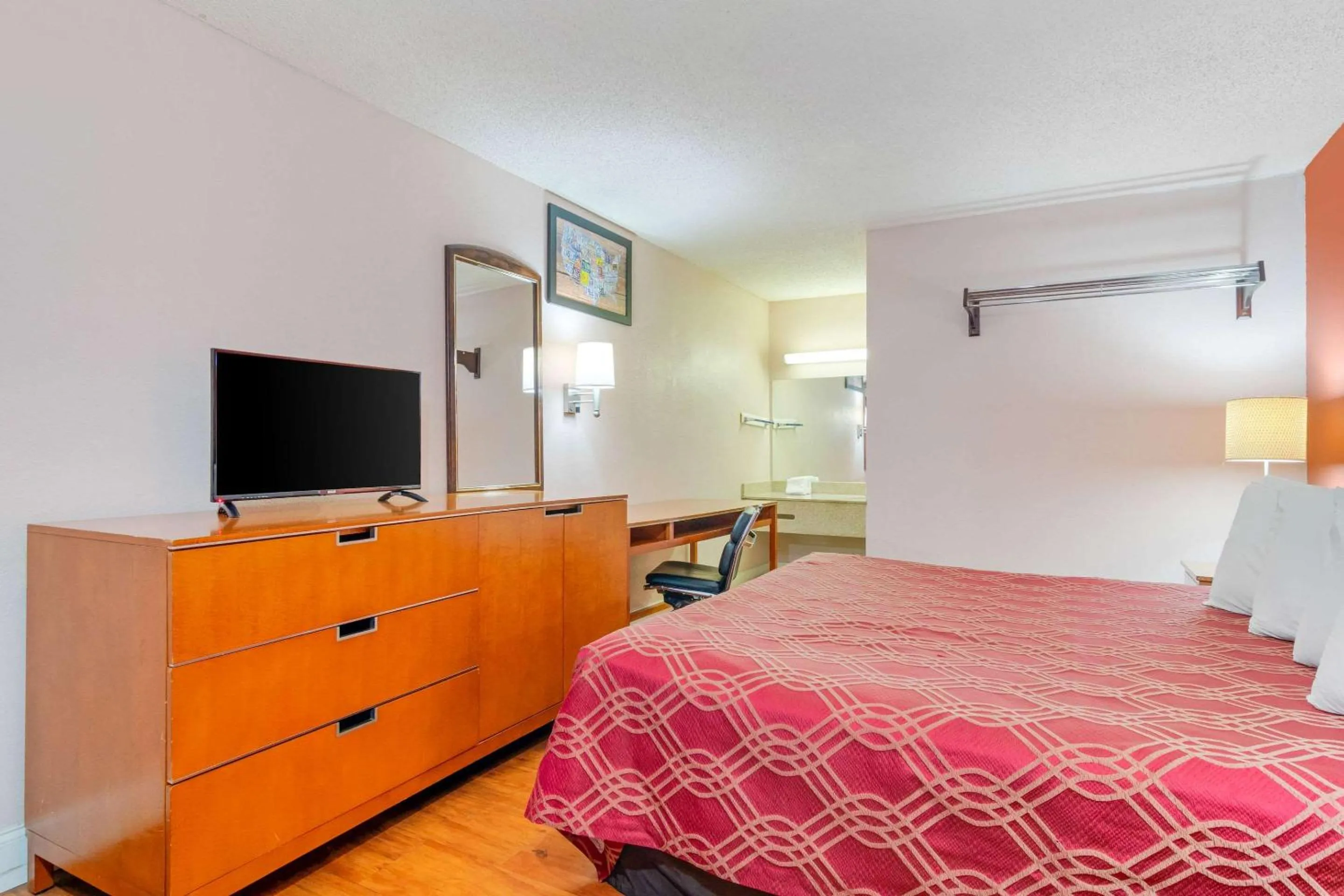 Photo of the whole room, Bed in Econo Lodge