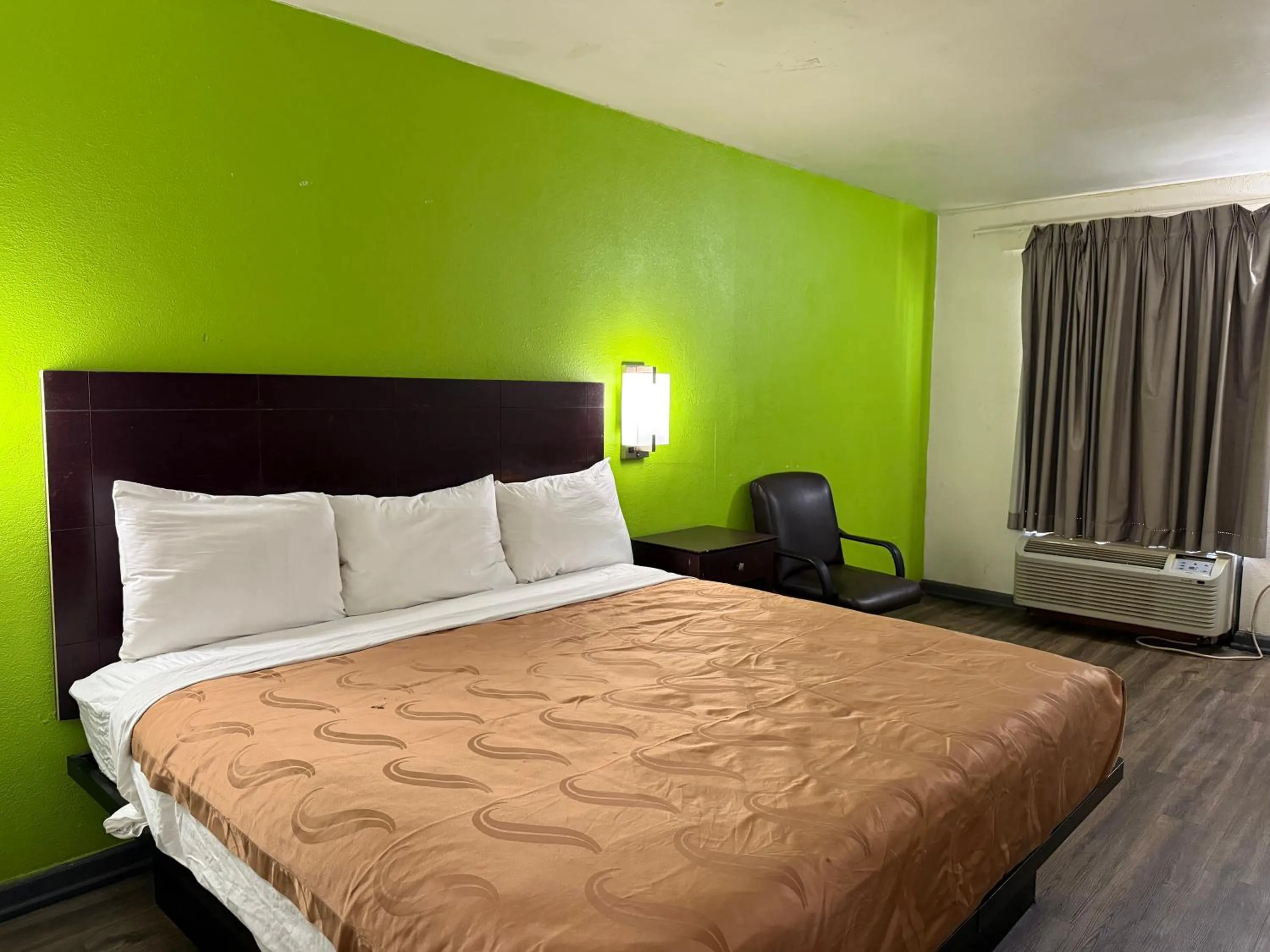 Bed in Budgetel Inn and Suites- FORT GORDON