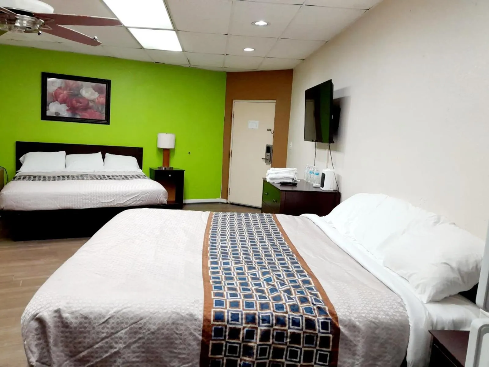 Communal lounge/ TV room, Bed in Budgetel Inn and Suites- FORT GORDON