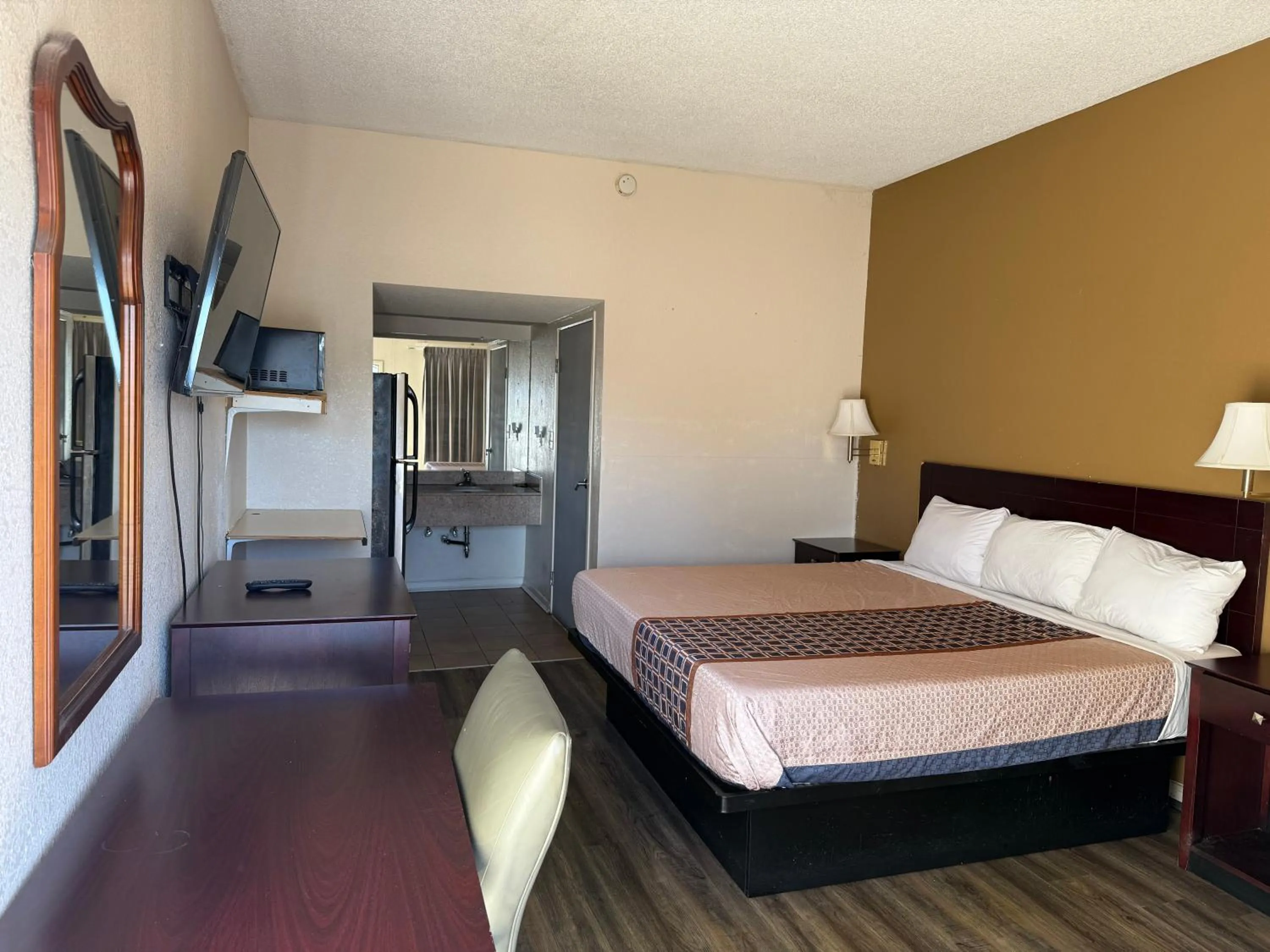 Bed in Budgetel Inn and Suites- FORT GORDON