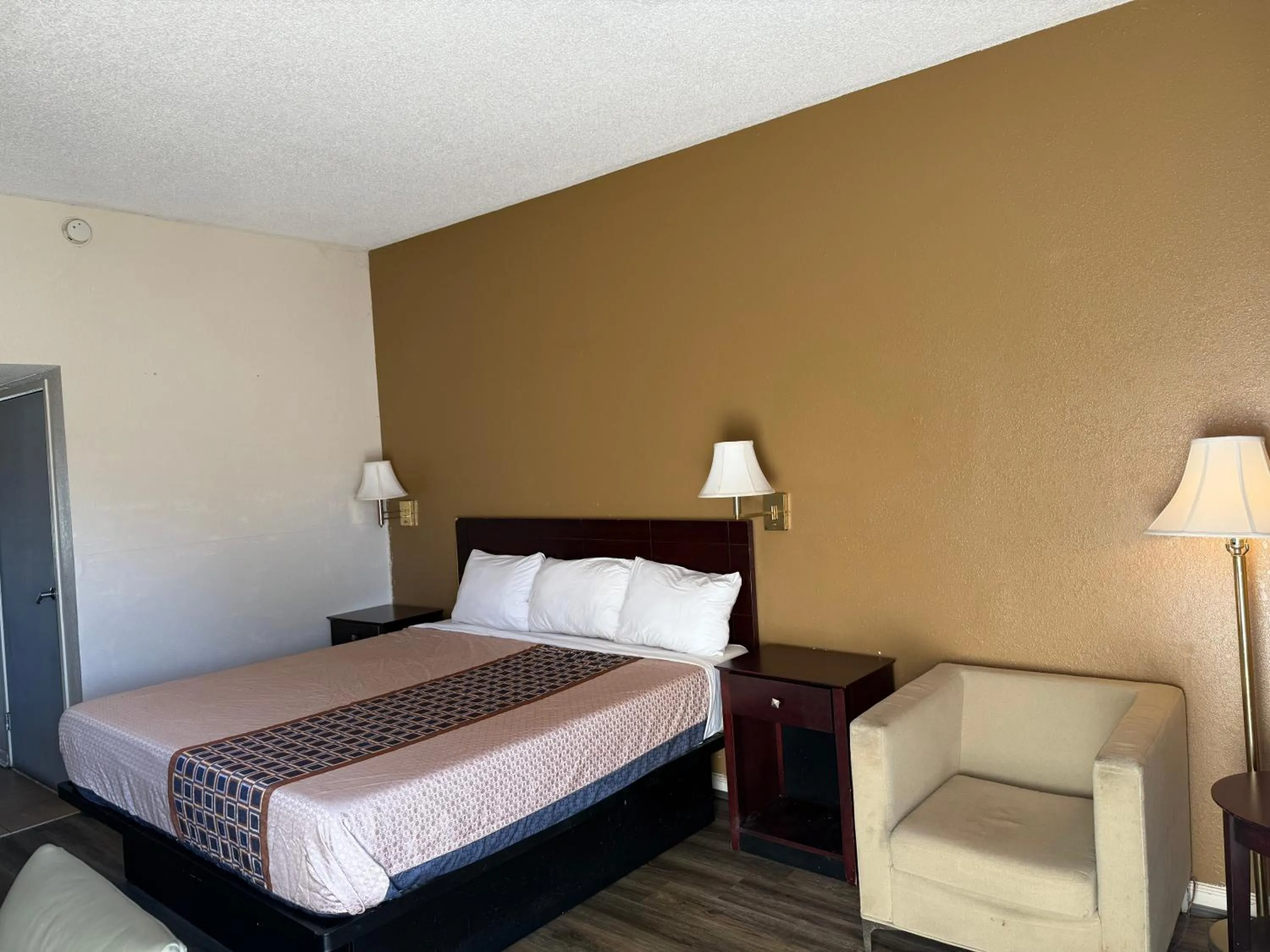 Bed in Budgetel Inn and Suites- FORT GORDON