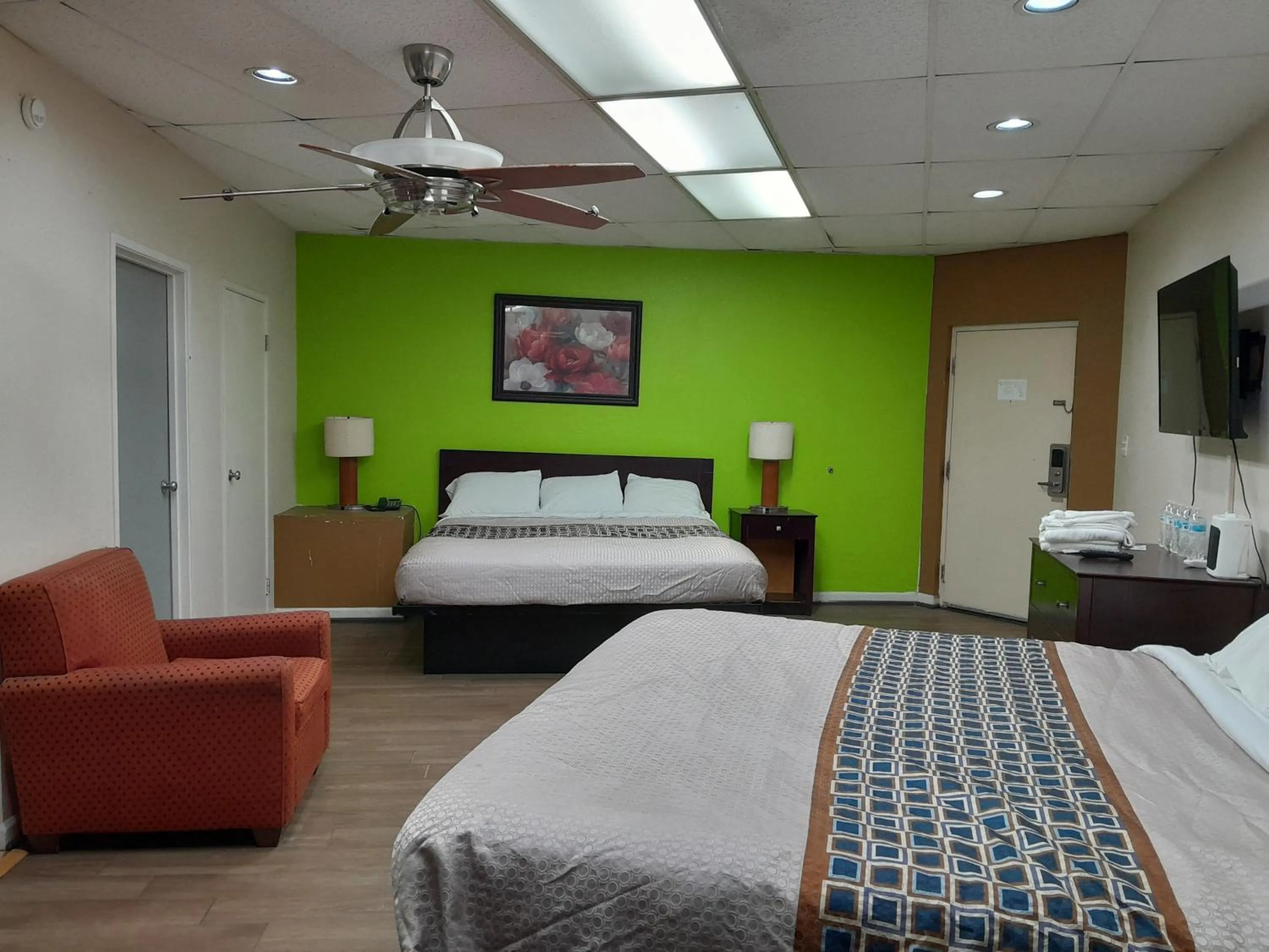 Communal lounge/ TV room, Bed in Budgetel Inn and Suites- FORT GORDON