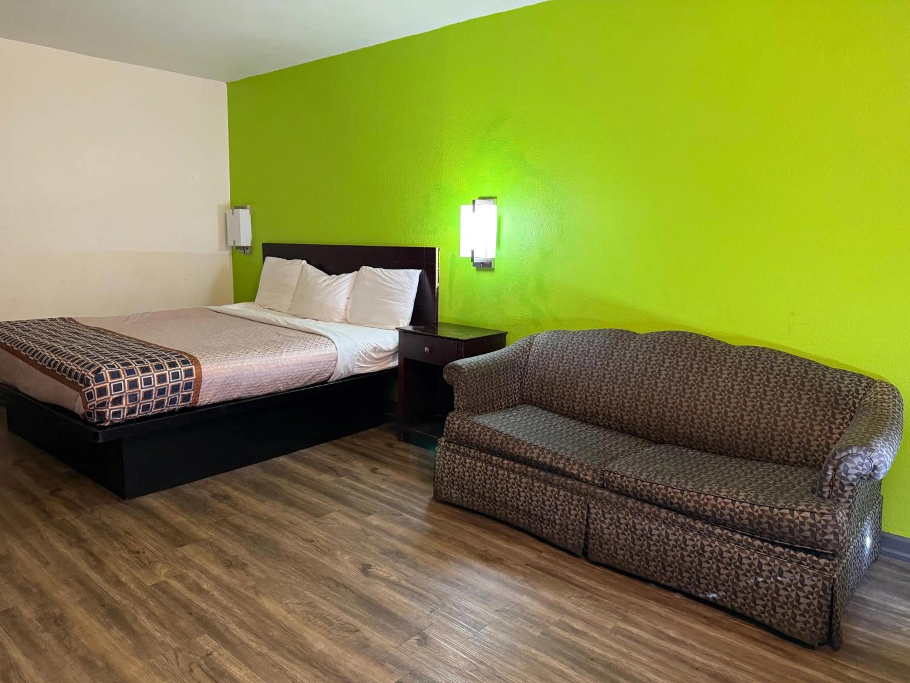 Bed in Budgetel Inn and Suites- FORT GORDON