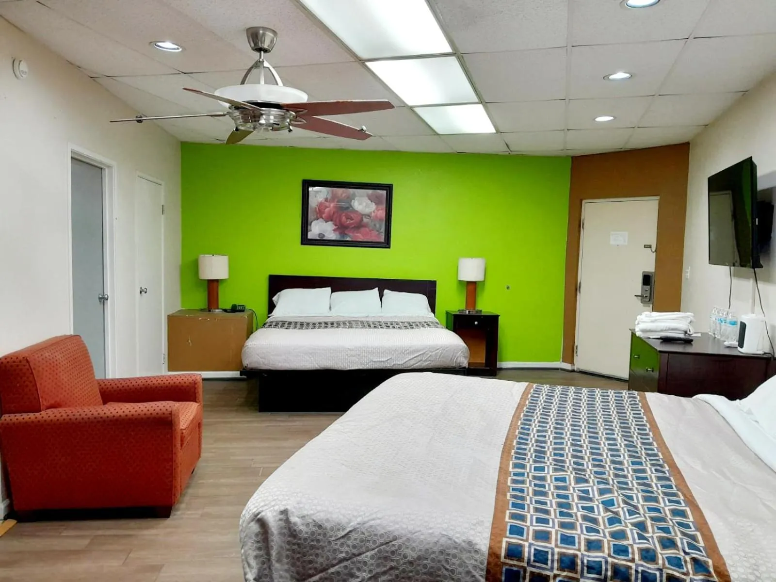 Communal lounge/ TV room, Bed in Budgetel Inn and Suites- FORT GORDON