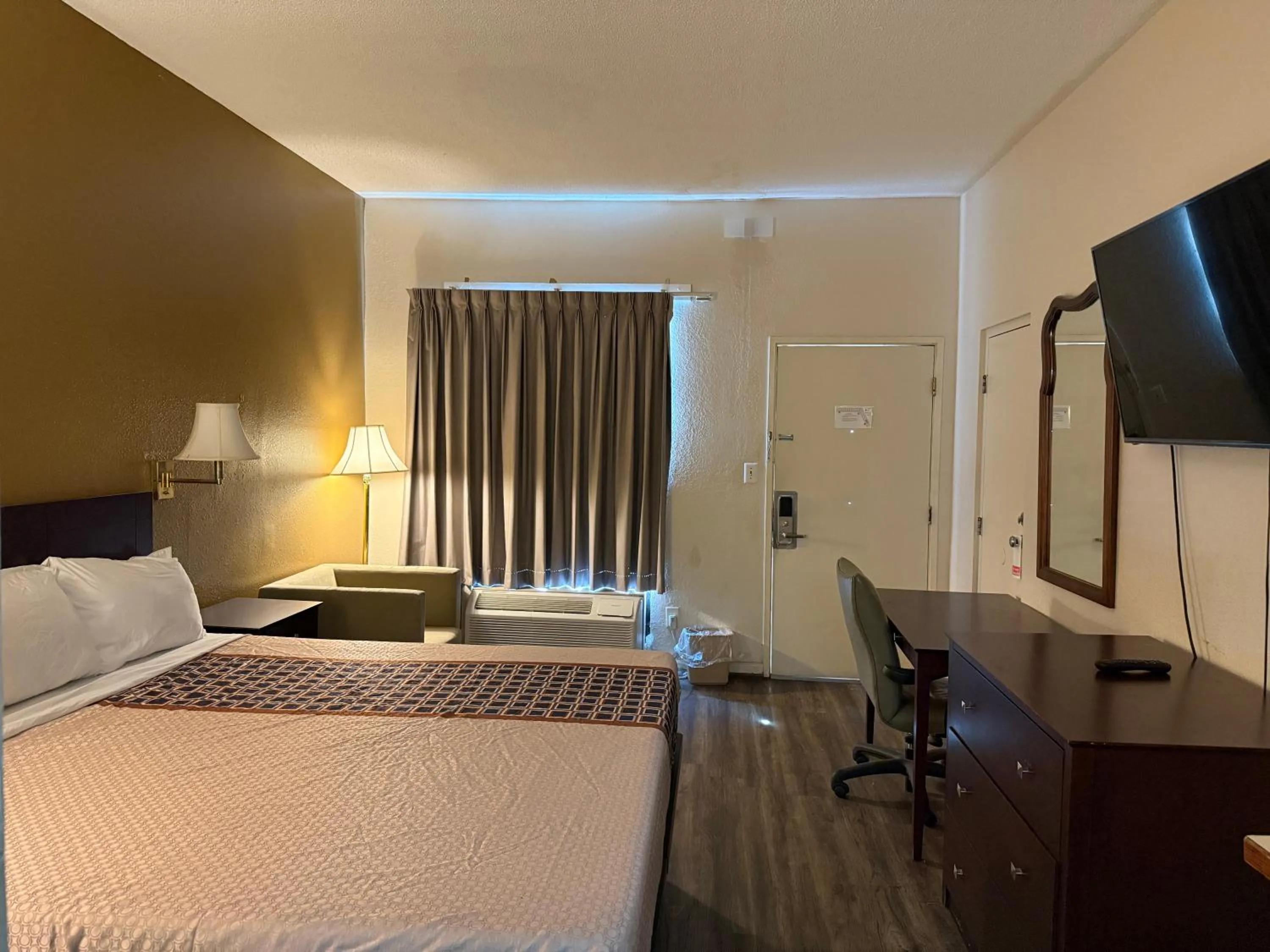 Communal lounge/ TV room, Bed in Budgetel Inn and Suites- FORT GORDON