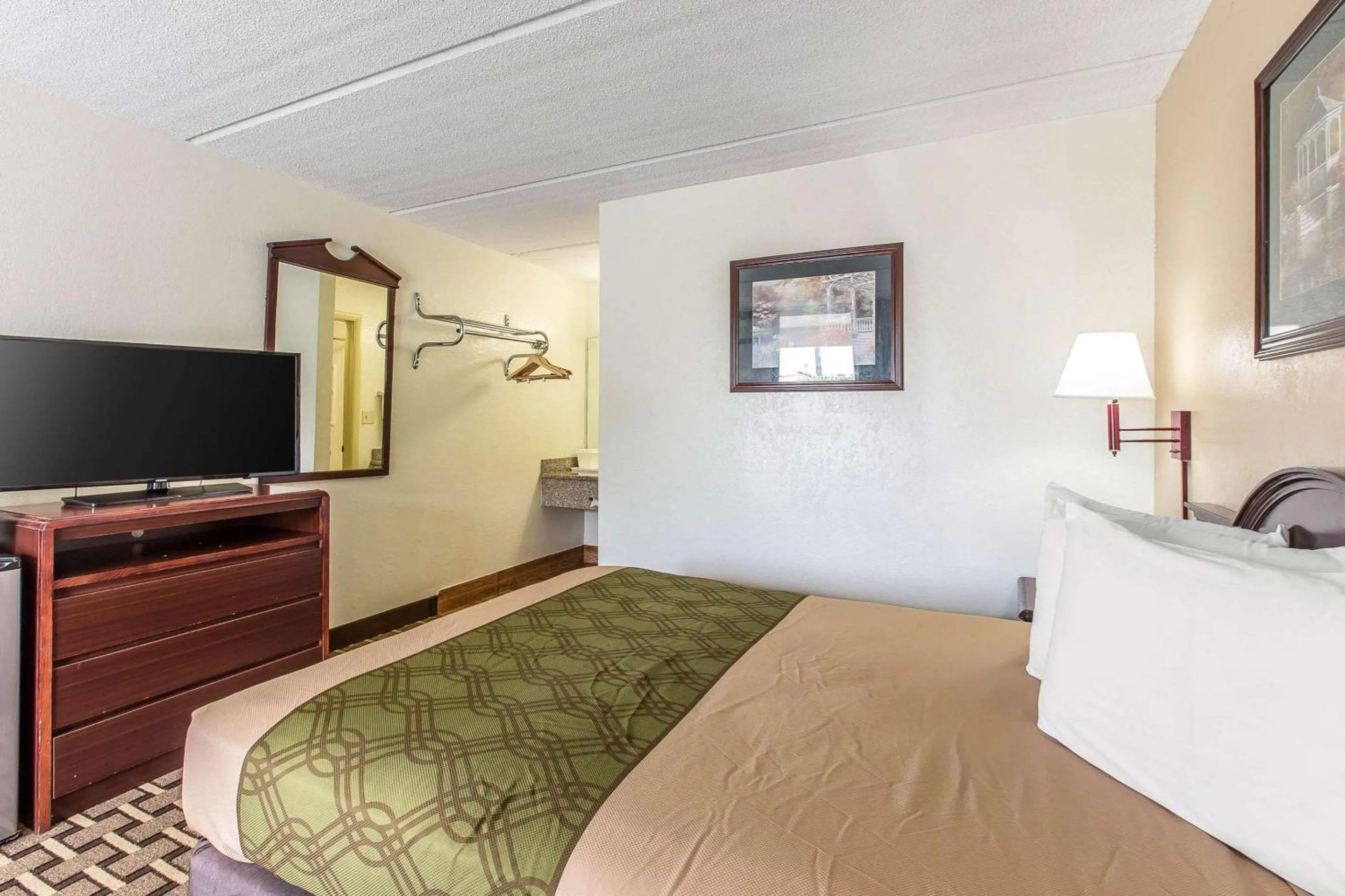 Photo of the whole room in Econo Lodge Savannah Midtown