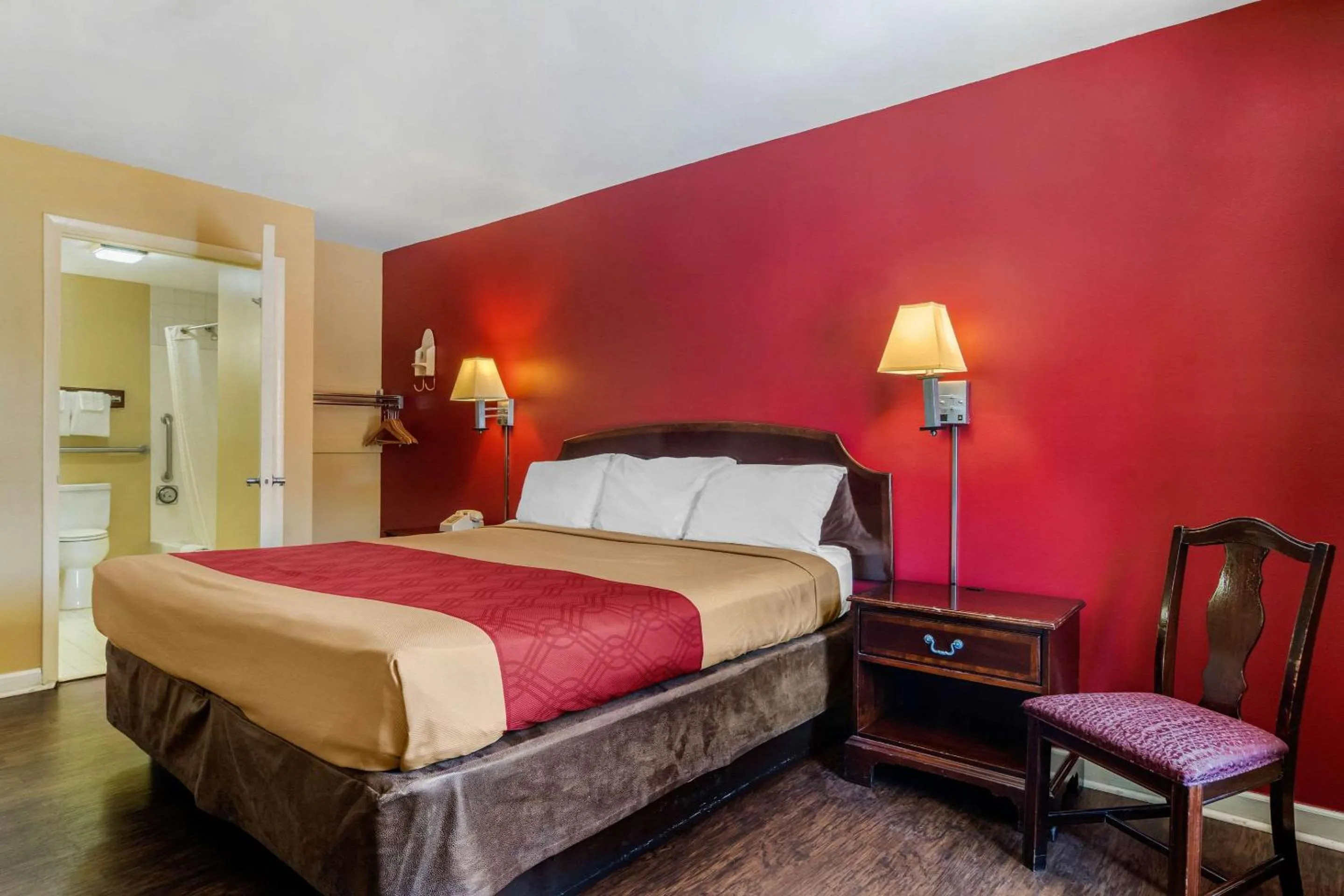 Bedroom in Econo Lodge Union City - Atlanta South