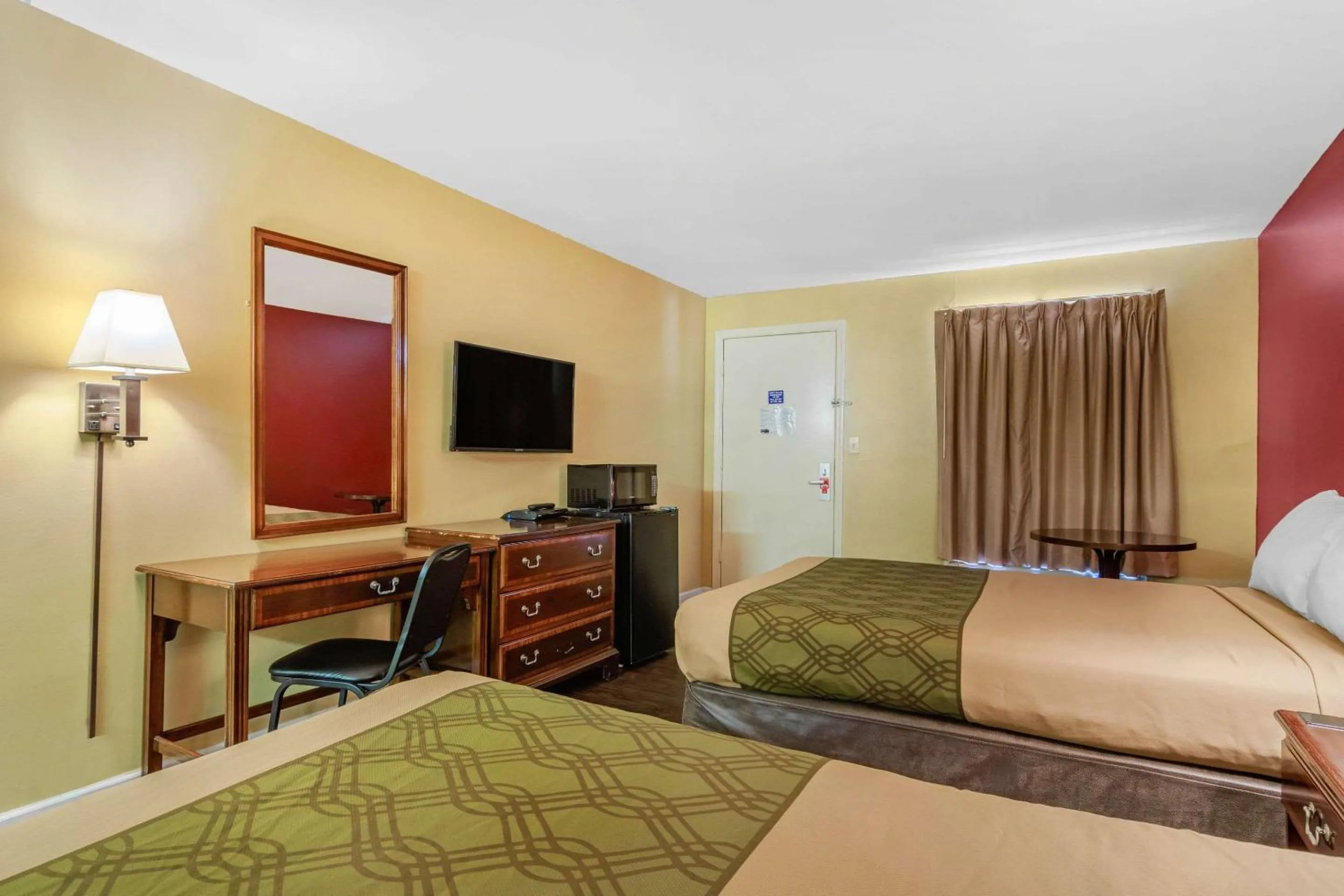 Bedroom in Econo Lodge Union City - Atlanta South