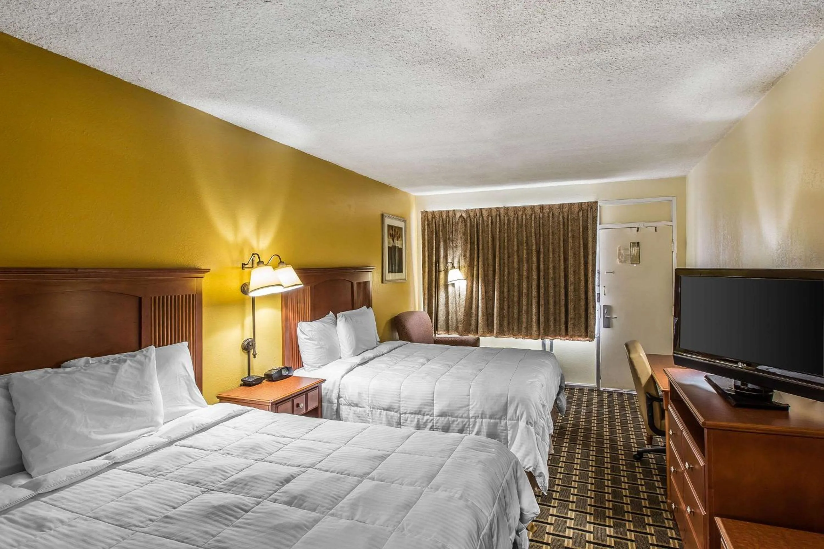 Bedroom, Bed in Econo Lodge Byron near Historic District - Warner Robins