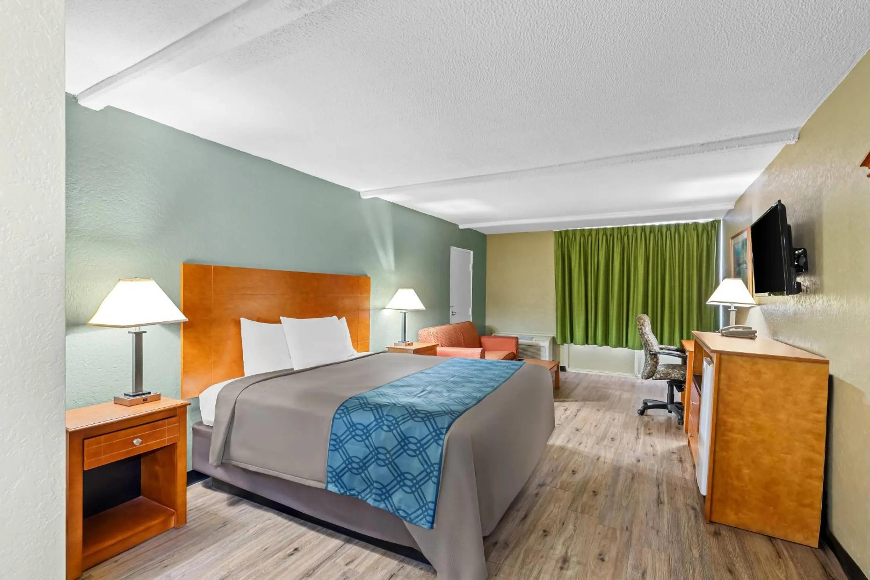 Bedroom, Bed in Rodeway Inn Stone Mountain