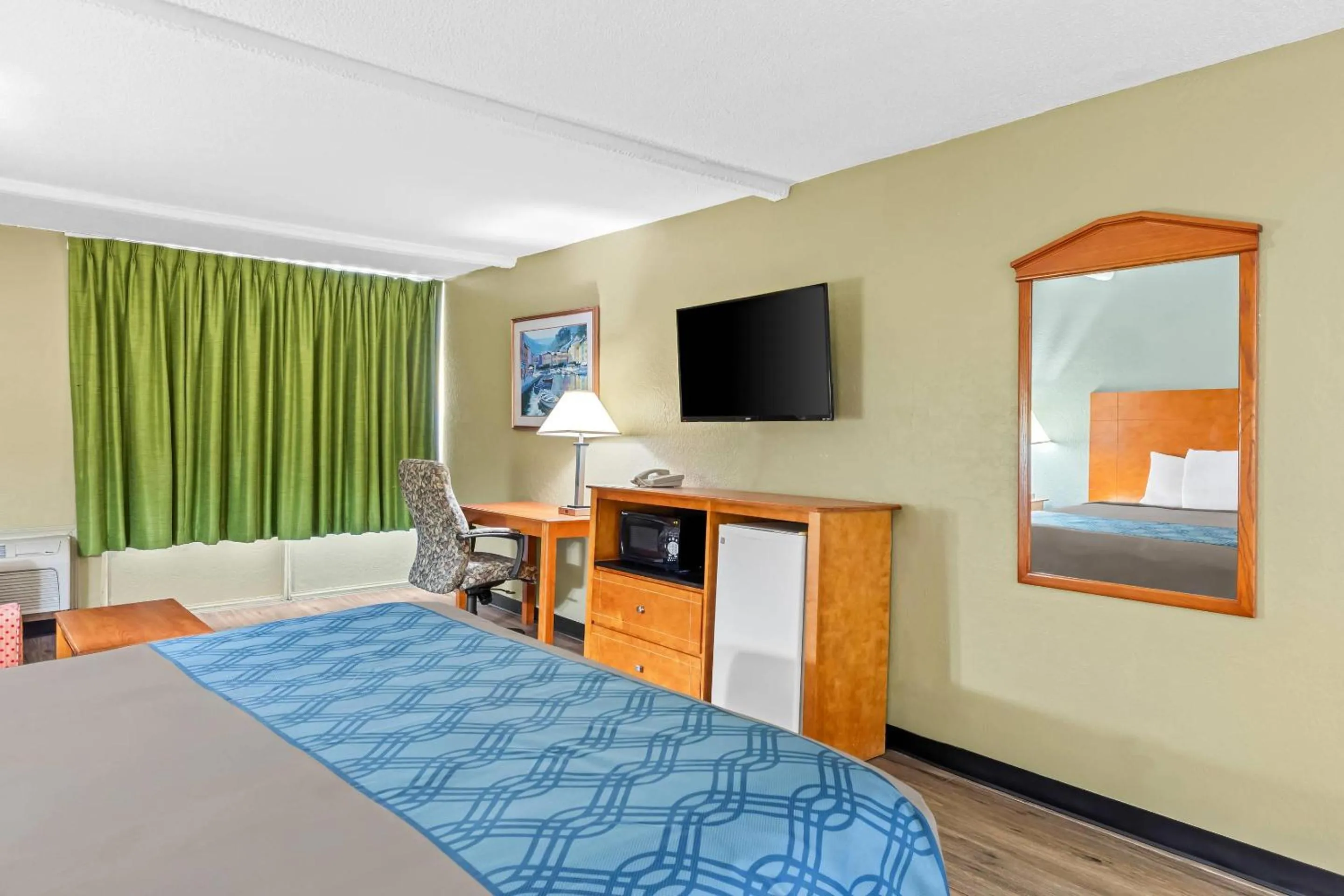 Bedroom, Bed in Rodeway Inn Stone Mountain