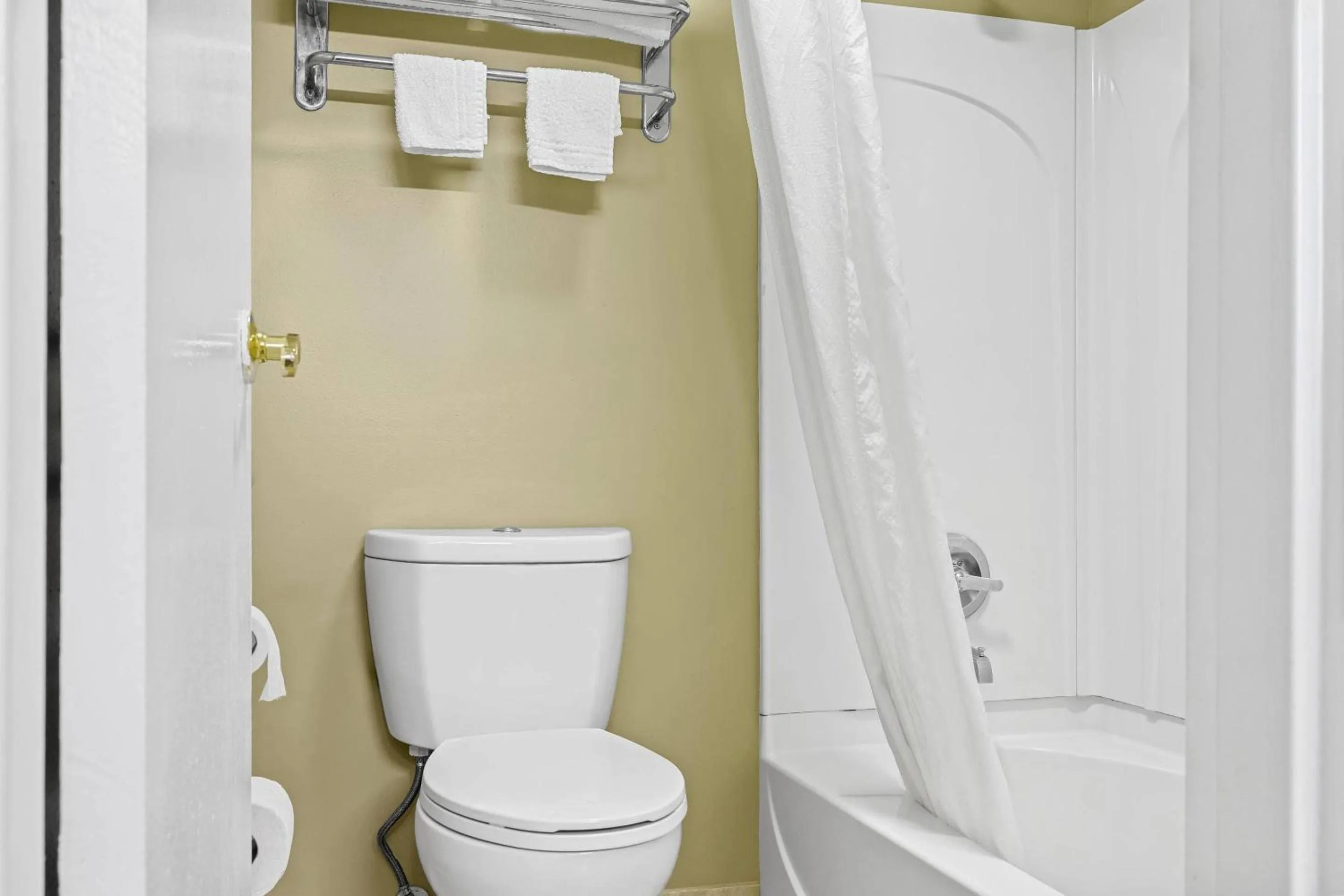 Bedroom in Rodeway Inn Stone Mountain