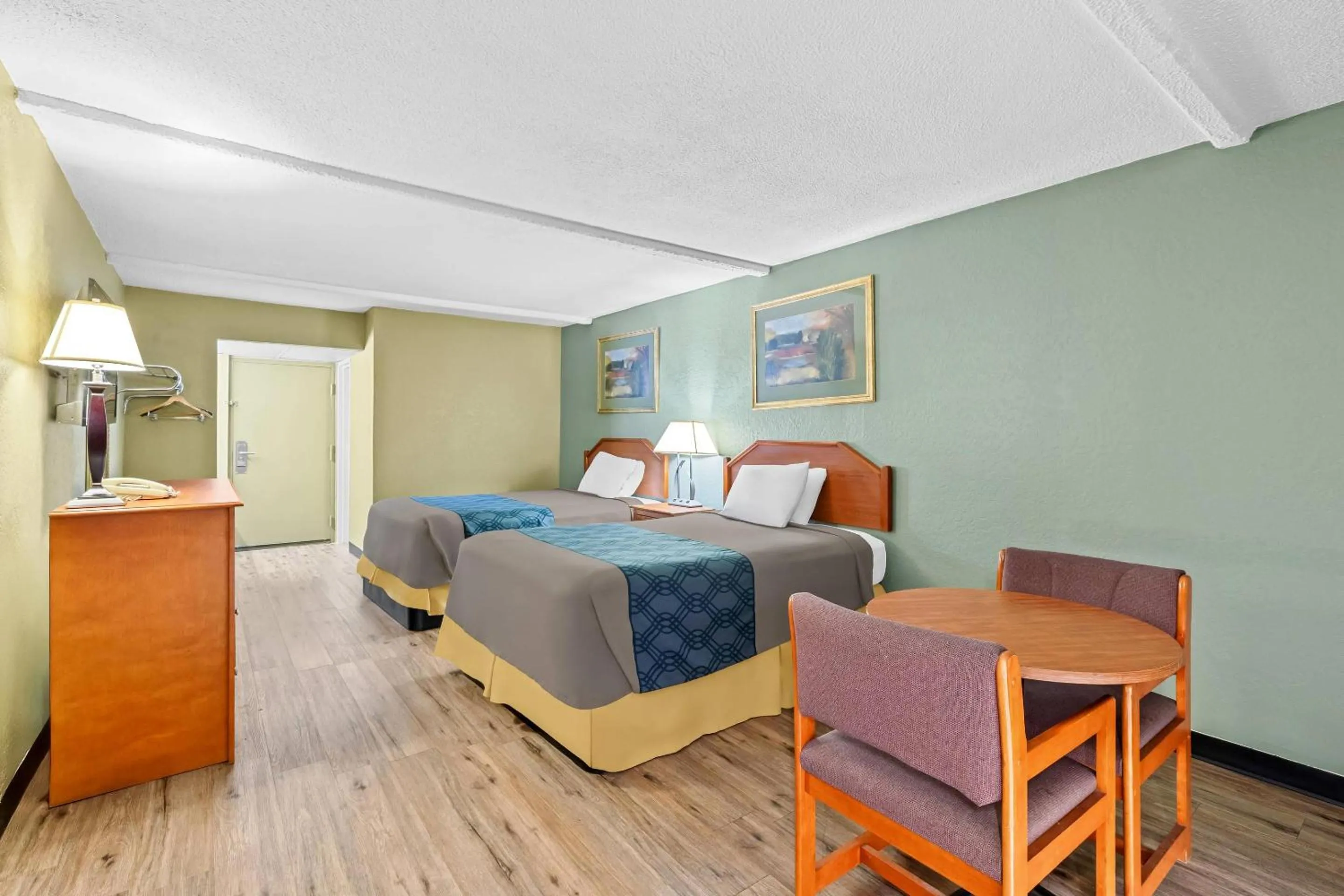 Bedroom, Bed in Rodeway Inn Stone Mountain