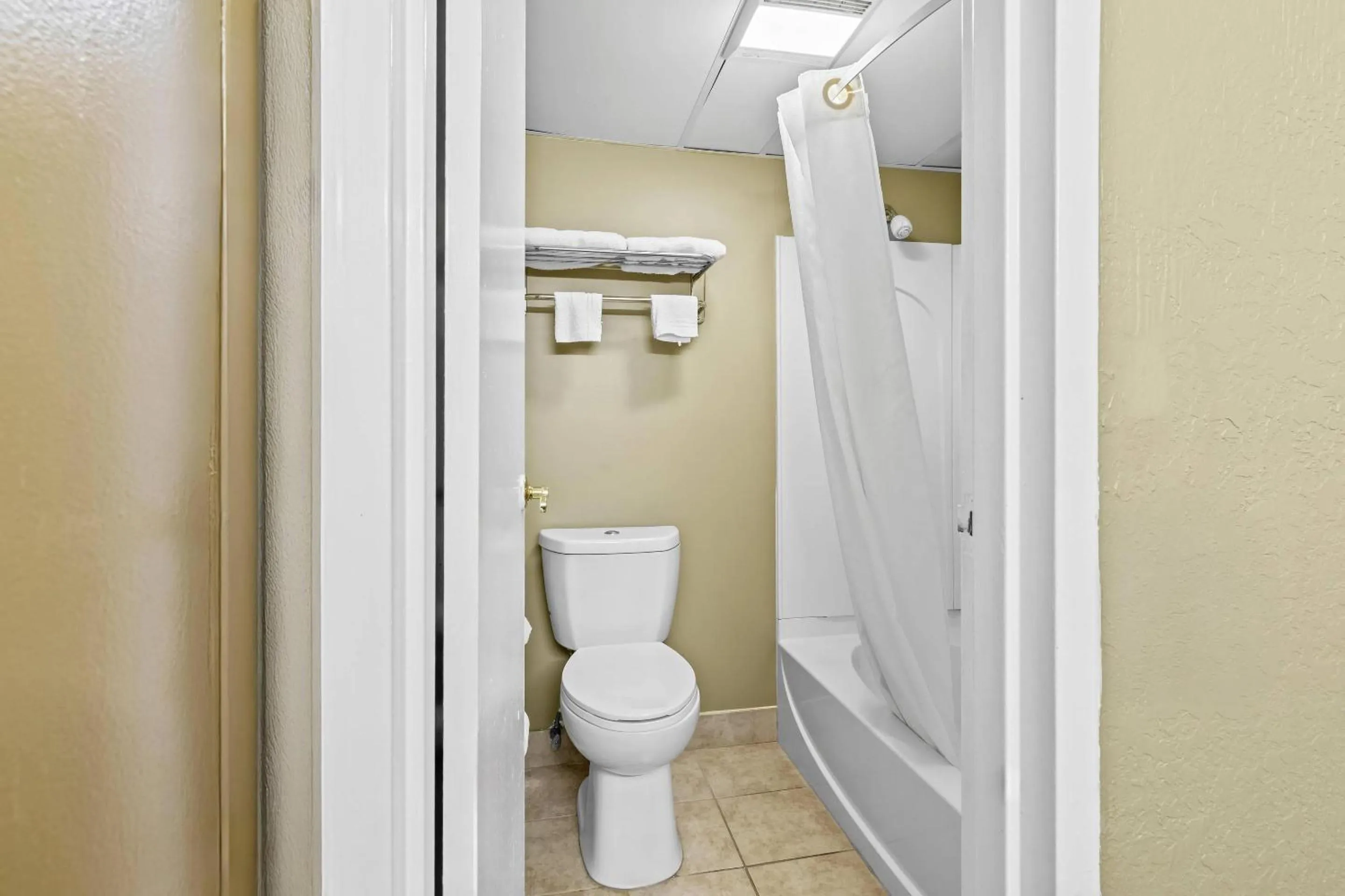 Bedroom in Rodeway Inn Stone Mountain