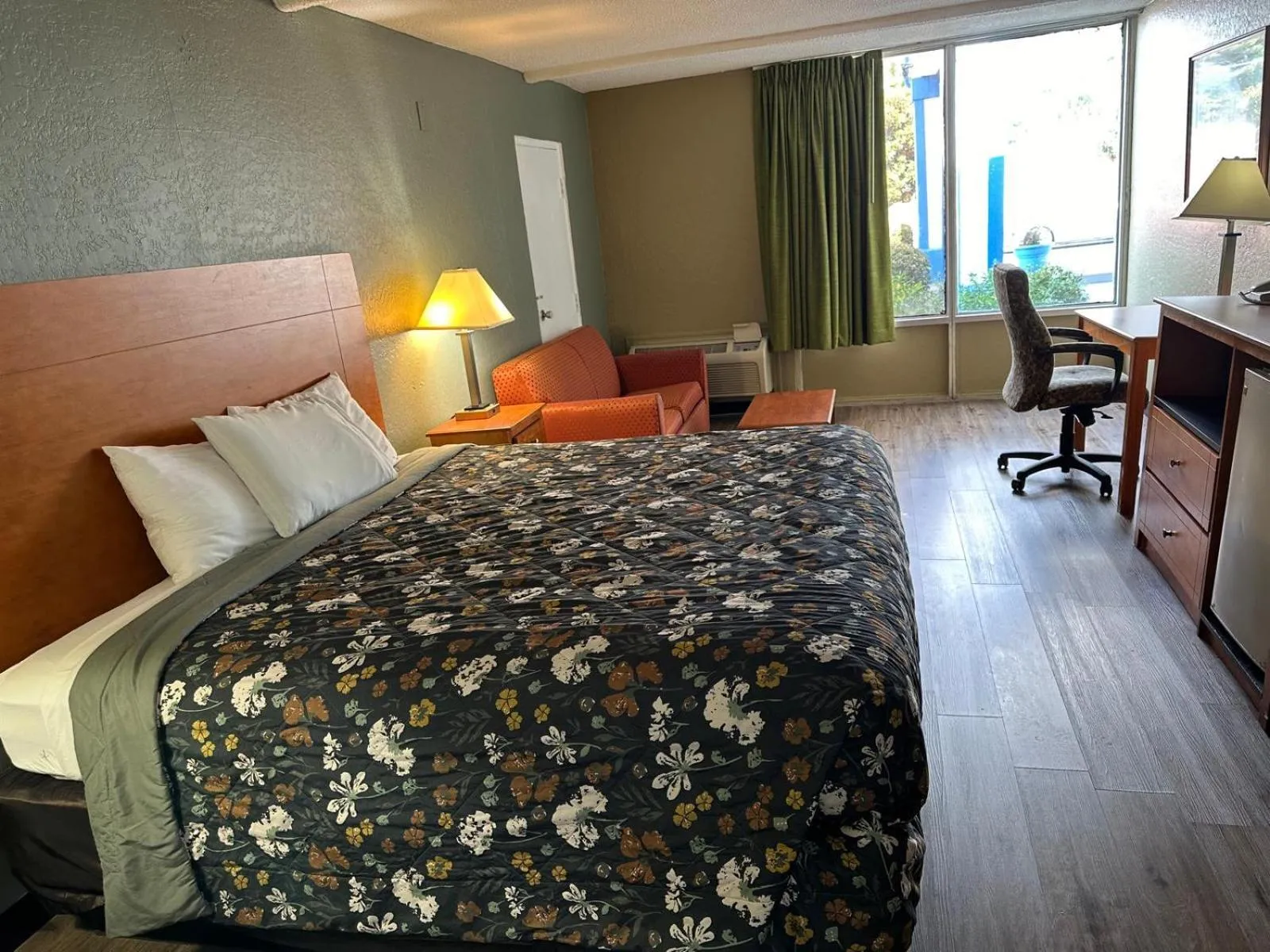 Bed in Rodeway Inn Stone Mountain