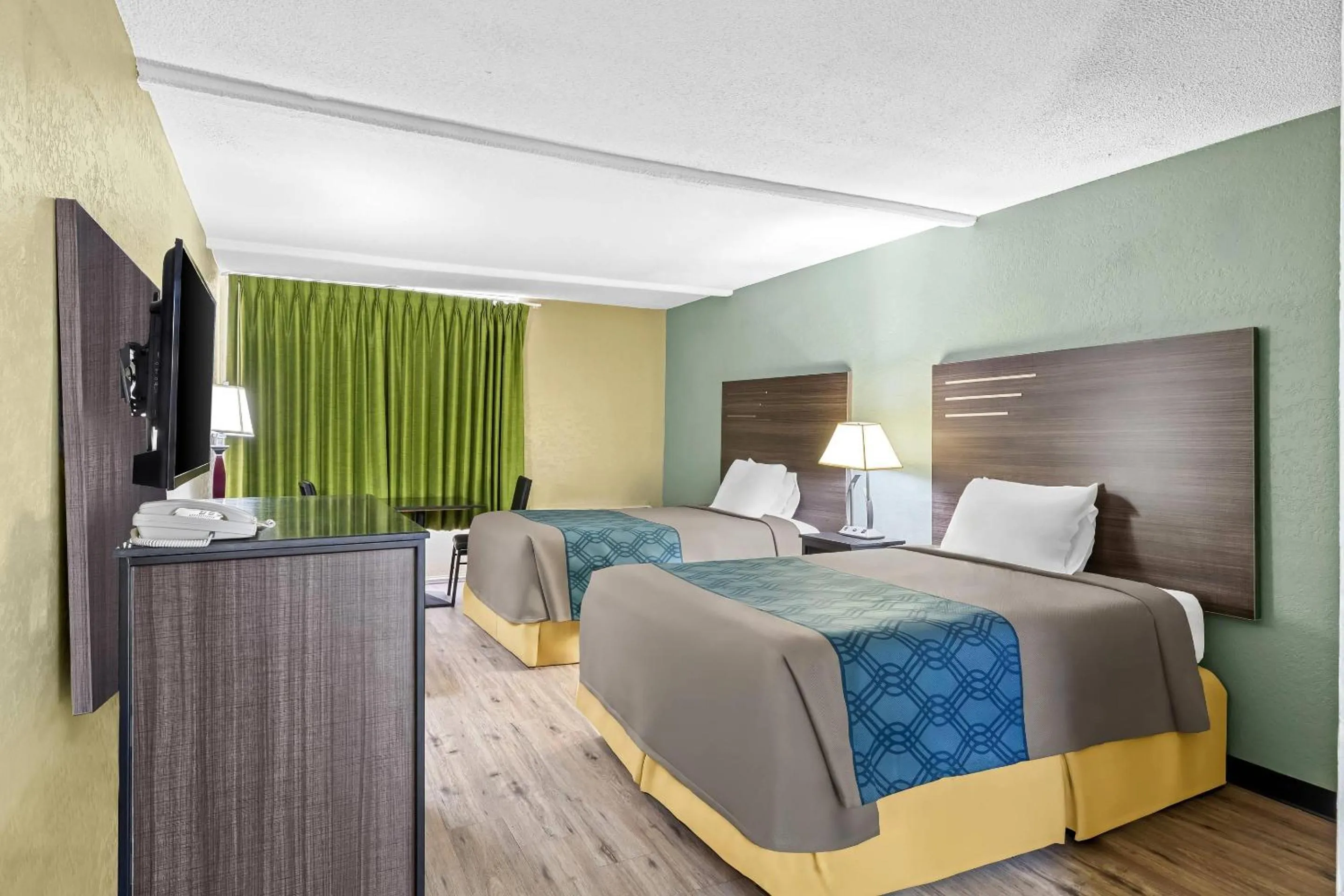 Bedroom, Bed in Rodeway Inn Stone Mountain