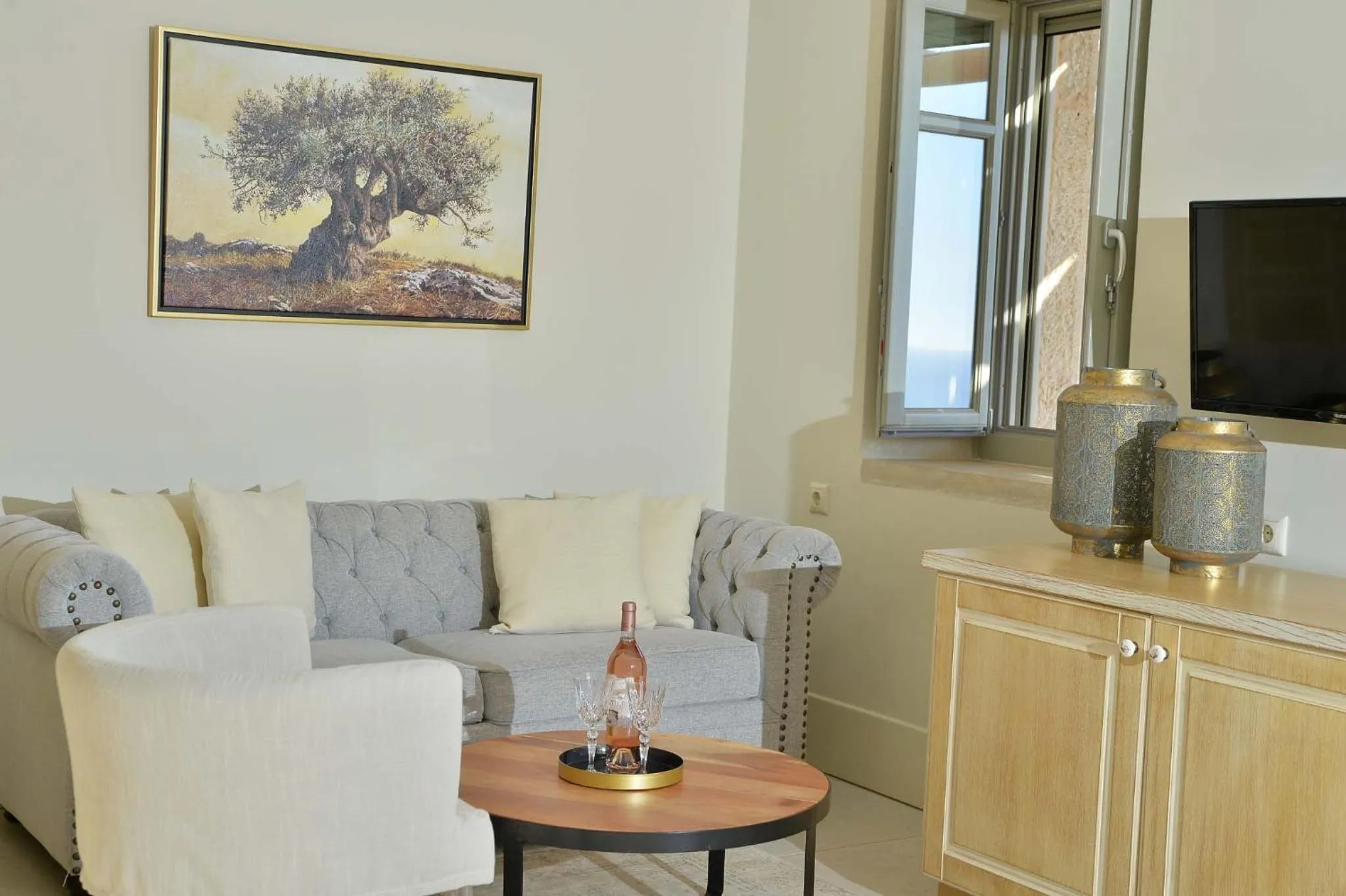 TV and multimedia in Akrolithi Boutique Hotel & Suites