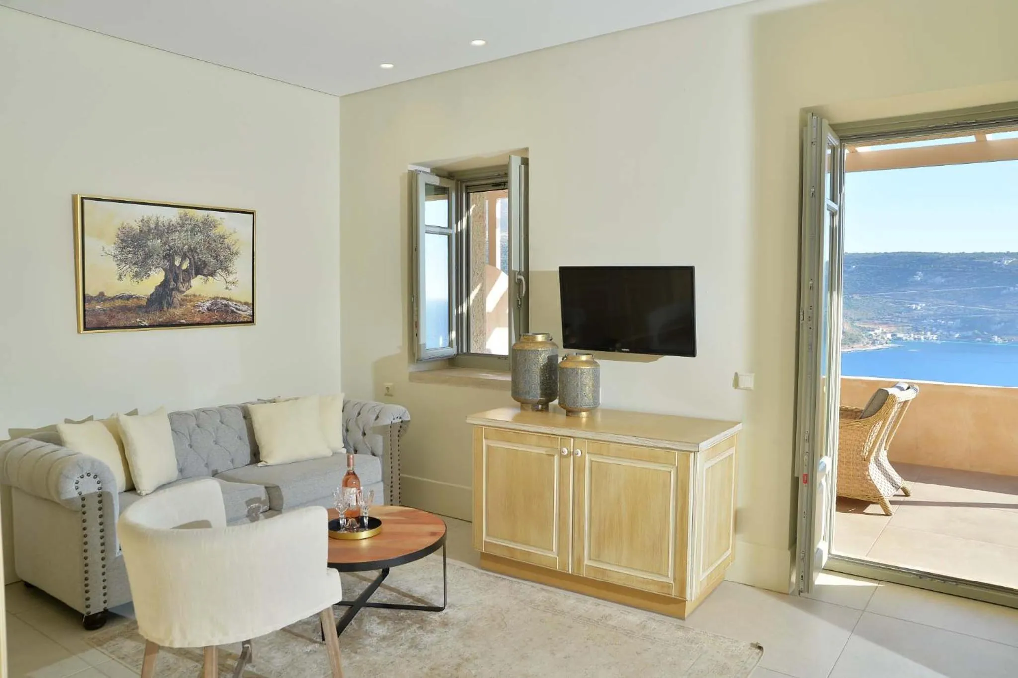 TV and multimedia in Akrolithi Boutique Hotel & Suites