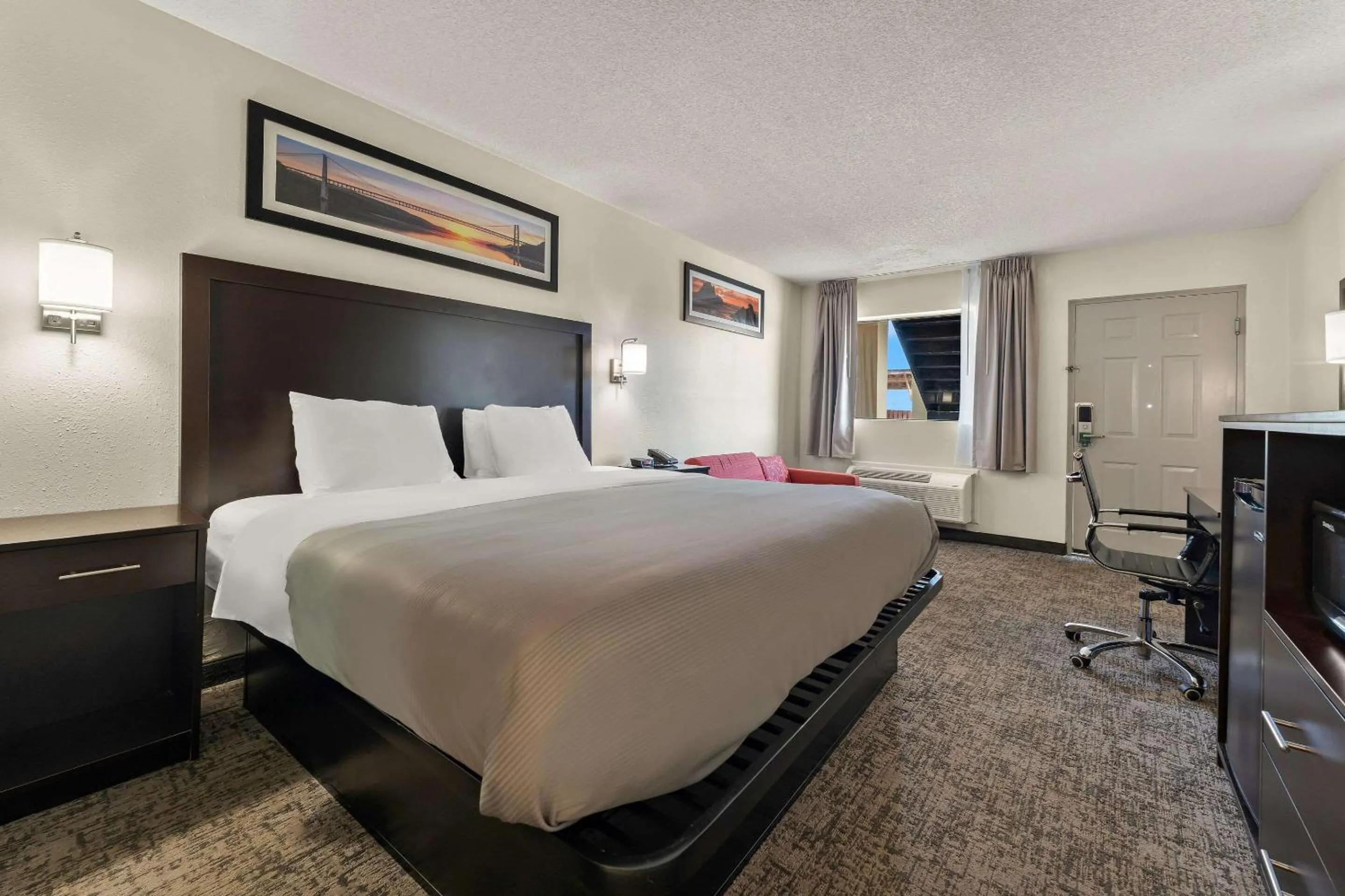 Bedroom, Bed in Quality Inn & Suites Dublin