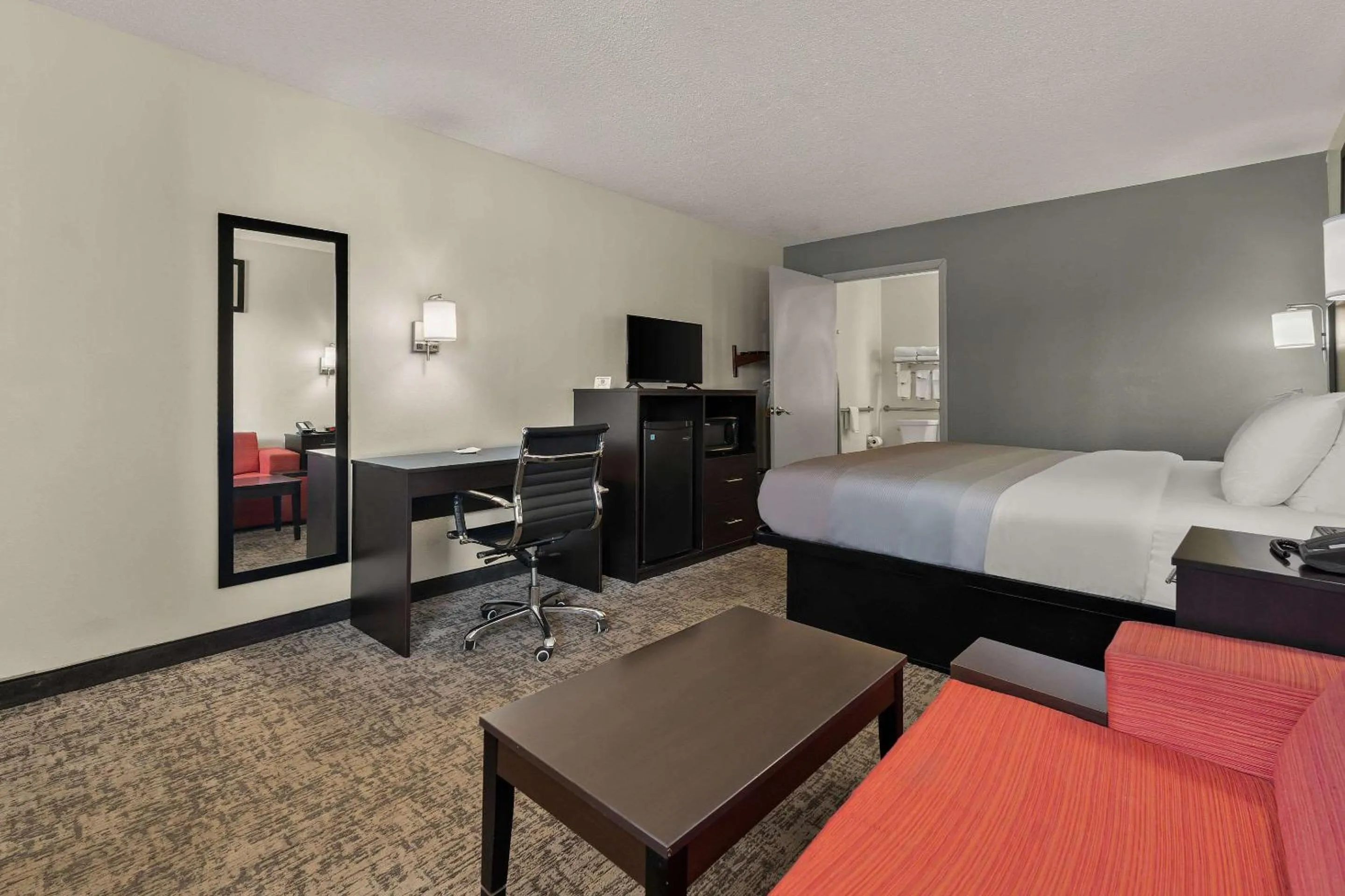 Bedroom, Bed in Quality Inn & Suites Dublin