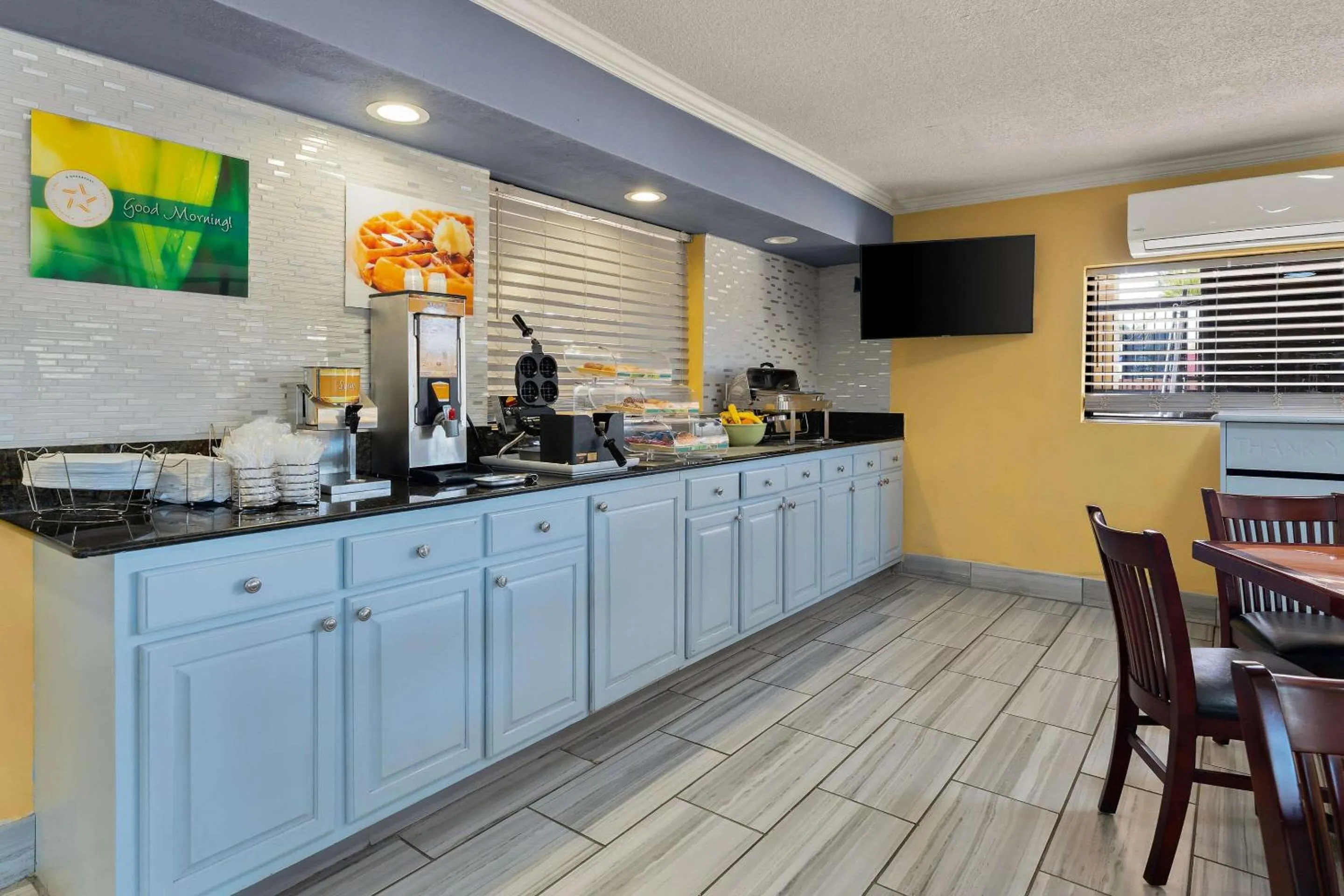 Breakfast in Quality Inn & Suites Dublin