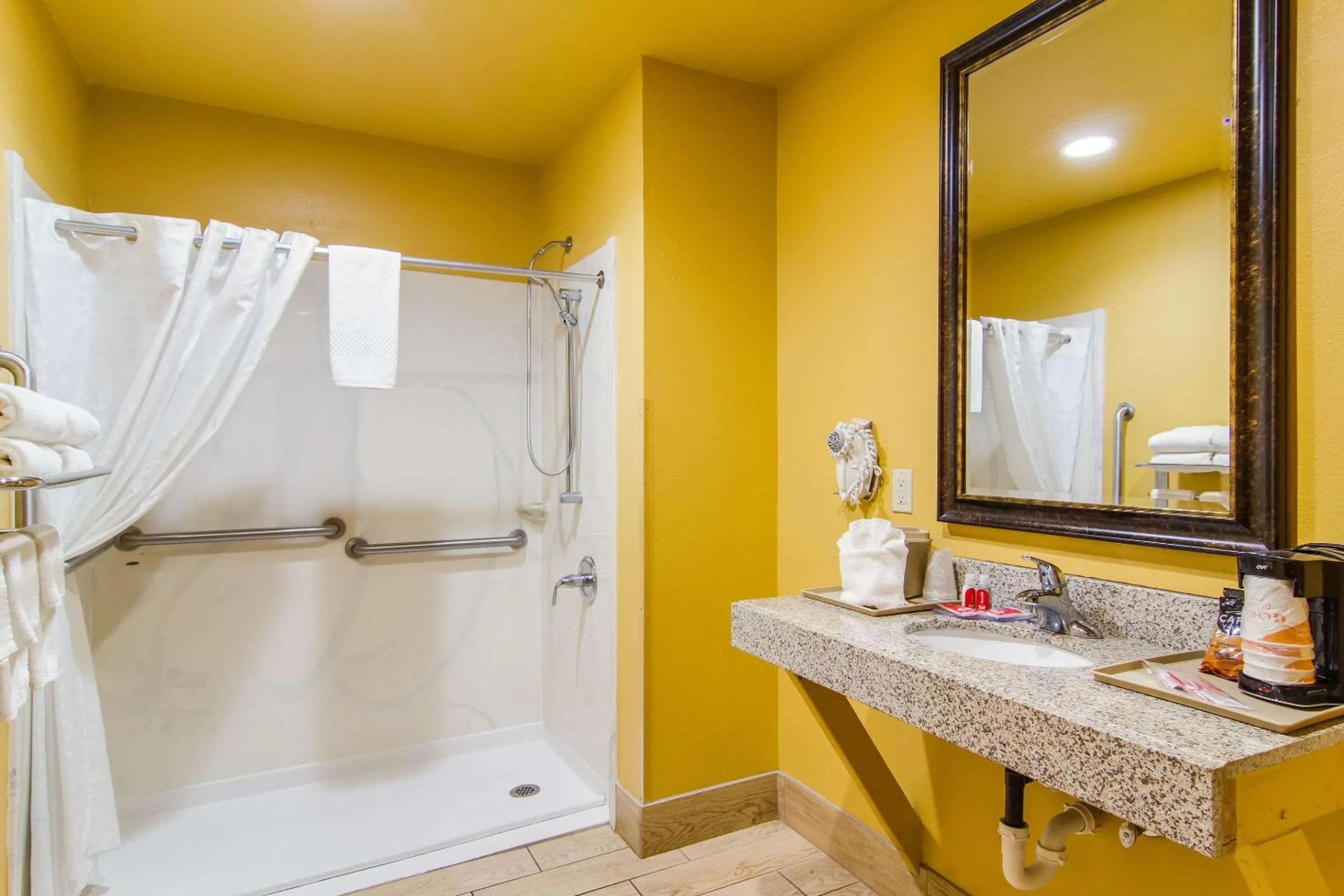 Bathroom in Econo Lodge Kingsland